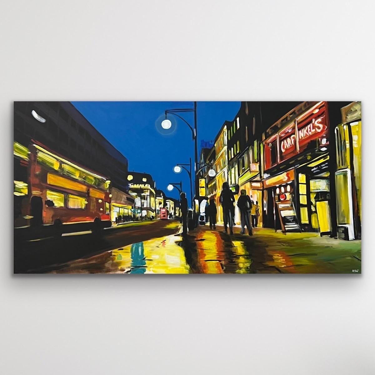 Oxford Street in London bei Nacht mit Figuren und rotem Bus des britischen Künstlers – Painting von Angela Wakefield