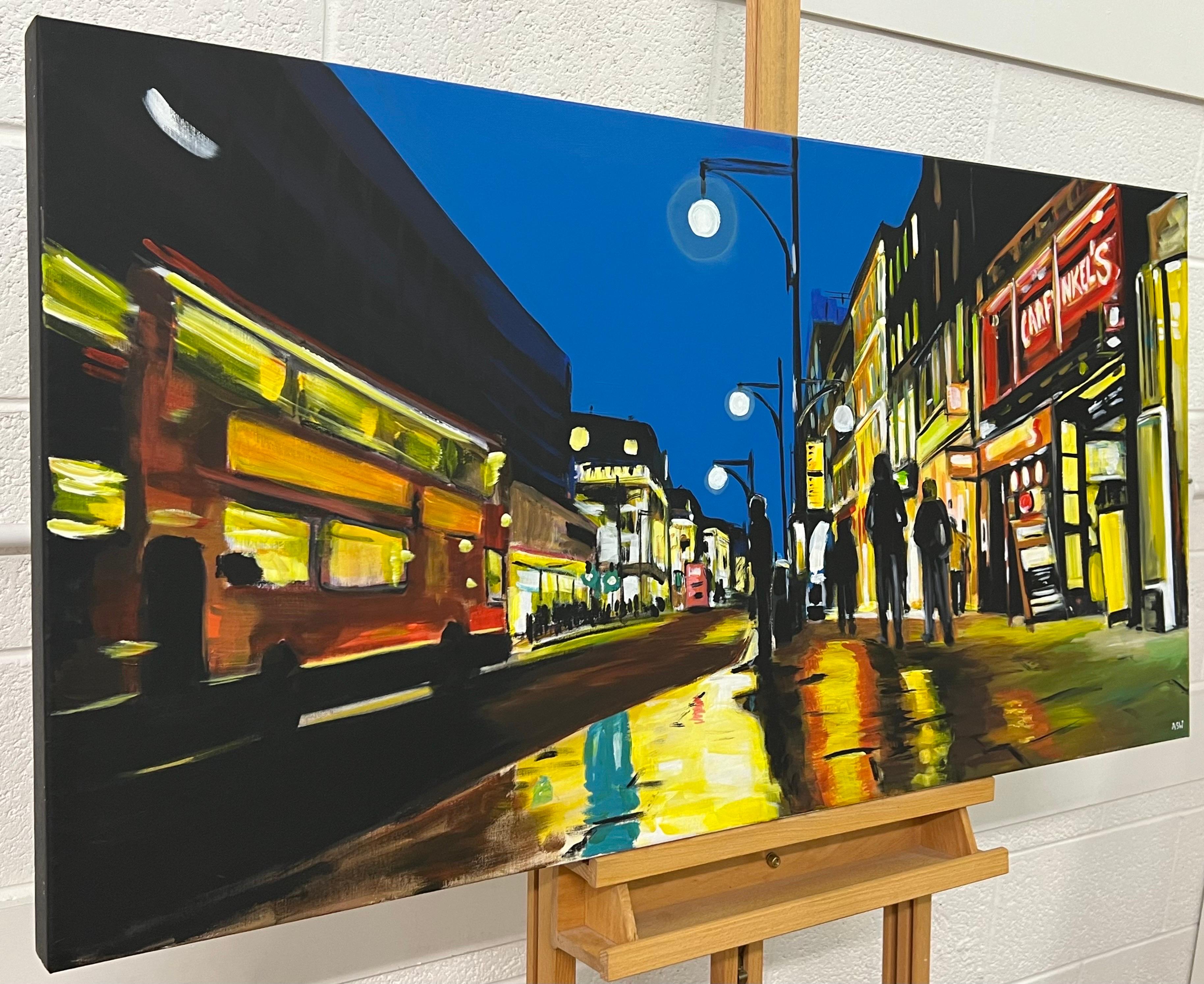 Oxford Street en Londres de Noche con Figuras y Autobús Rojo por Artista Británico - Figurative Painting Negro de Angela Wakefield