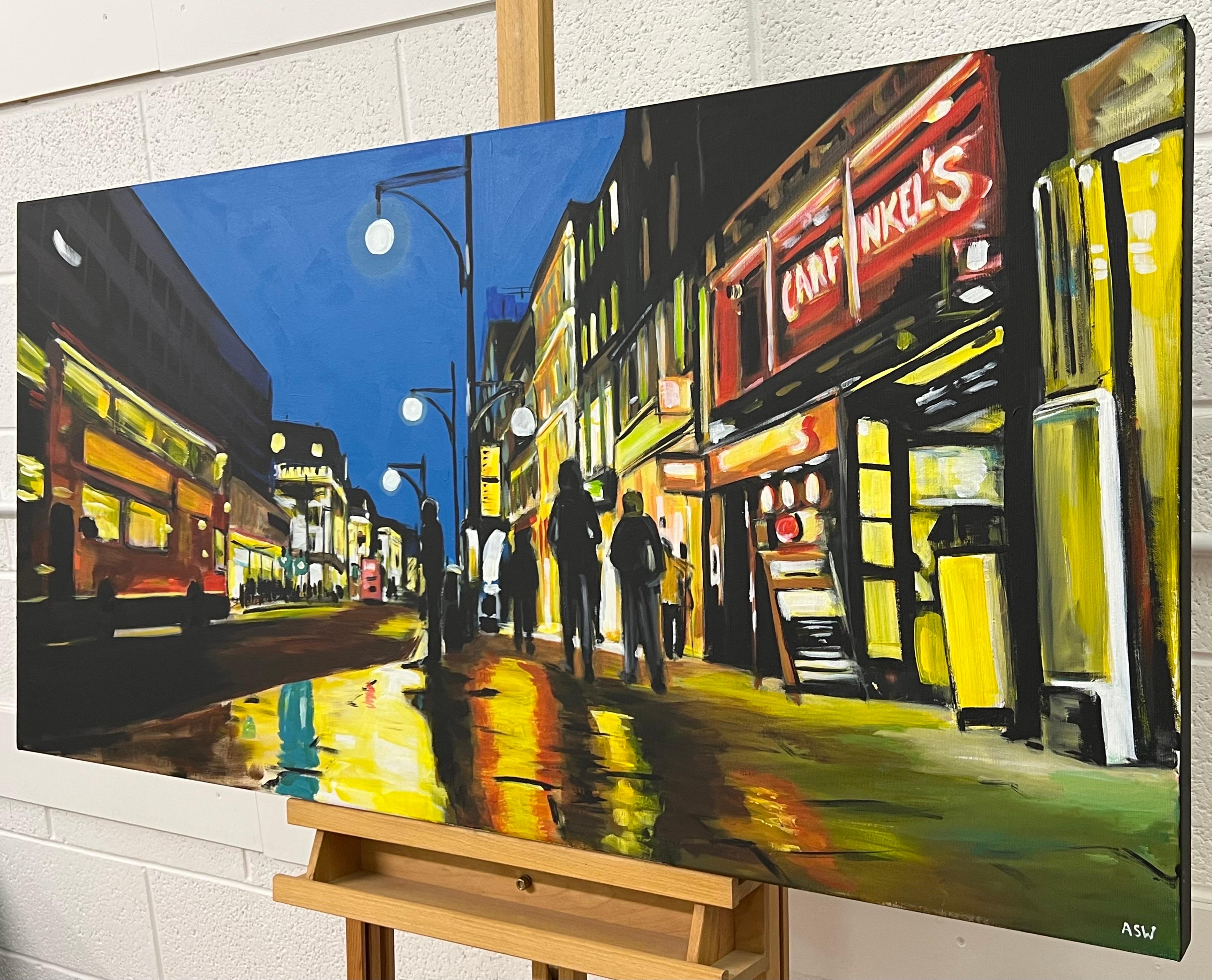 Oxford Street en Londres de Noche con Figuras y Autobús Rojo por Artista Británico en venta 1