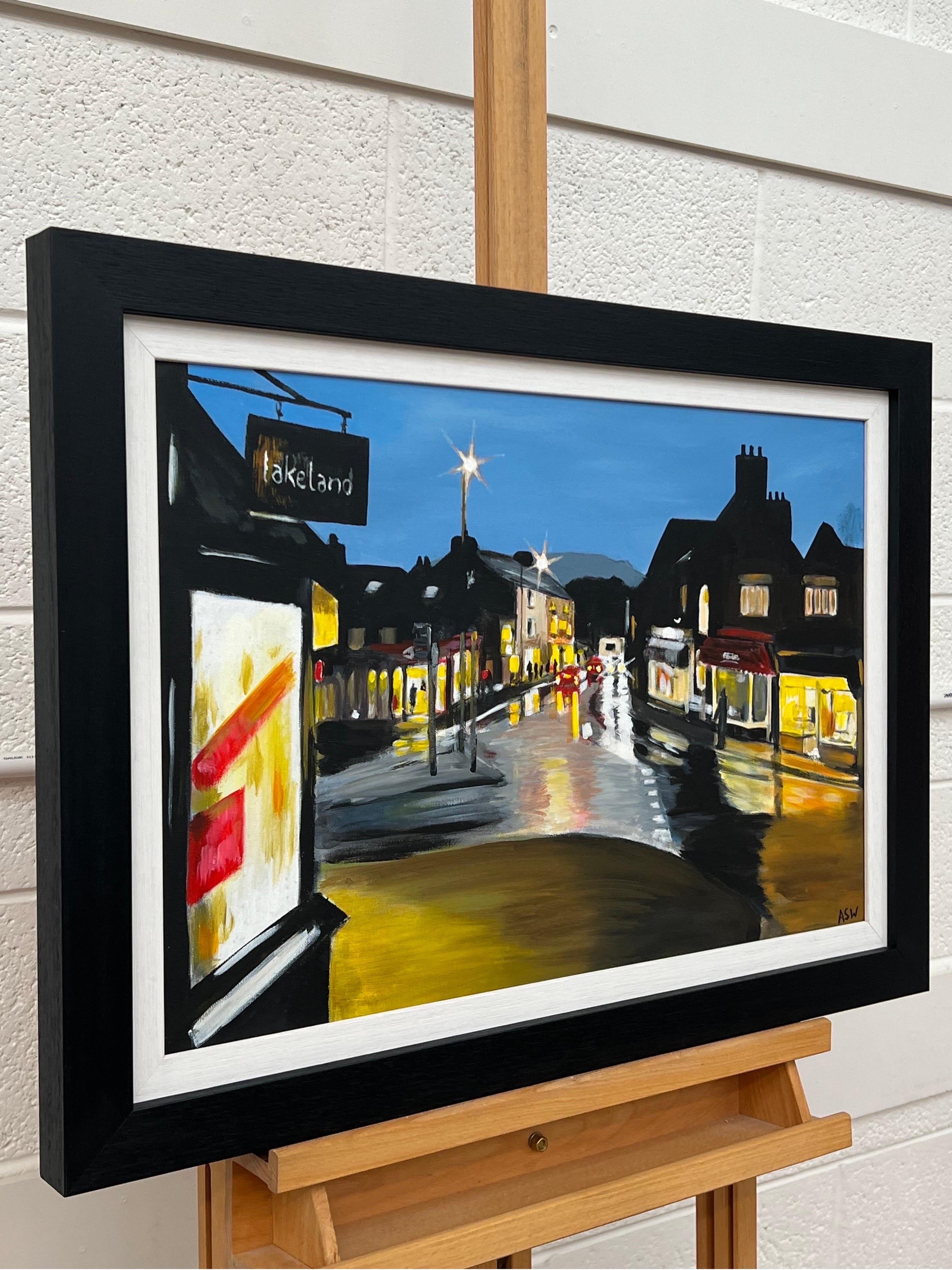 Quadro di Ambleside, nel Lake District inglese, di notte, realizzato da un artista urbano inglese - Painting di Angela Wakefield