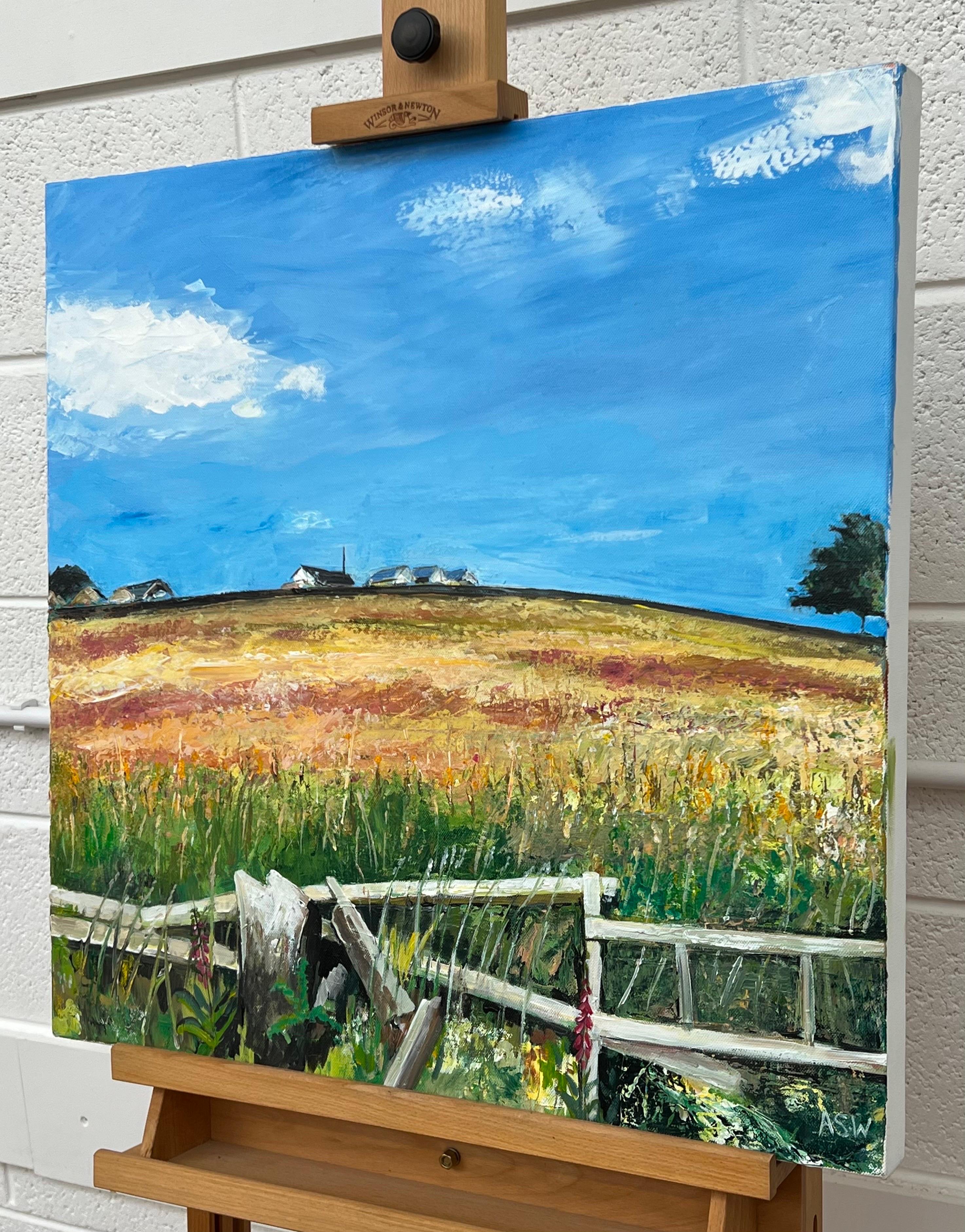 Malerei der Felder von Lancashire in der englischen Landschaft durch die britische Landschaftsmalerin Angela Wakefield. Über eine Trockenmauer, durch das lange Gras, die Wildblumen, über ein Feld in Richtung der landwirtschaftlichen Gebäude und