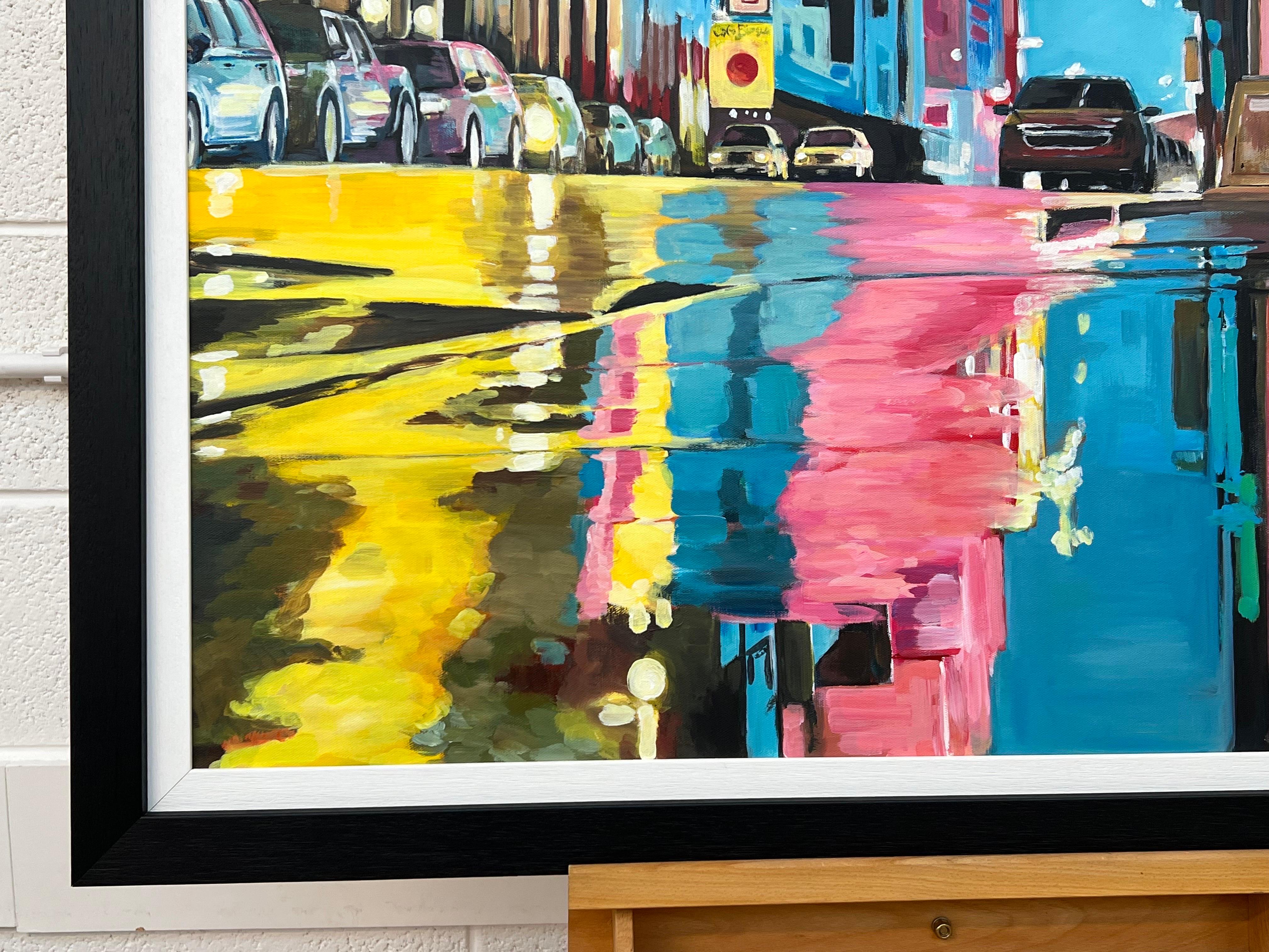 Quadro di una strada di New York dopo la pioggia con figure, auto dell'artista britannico in vendita 4