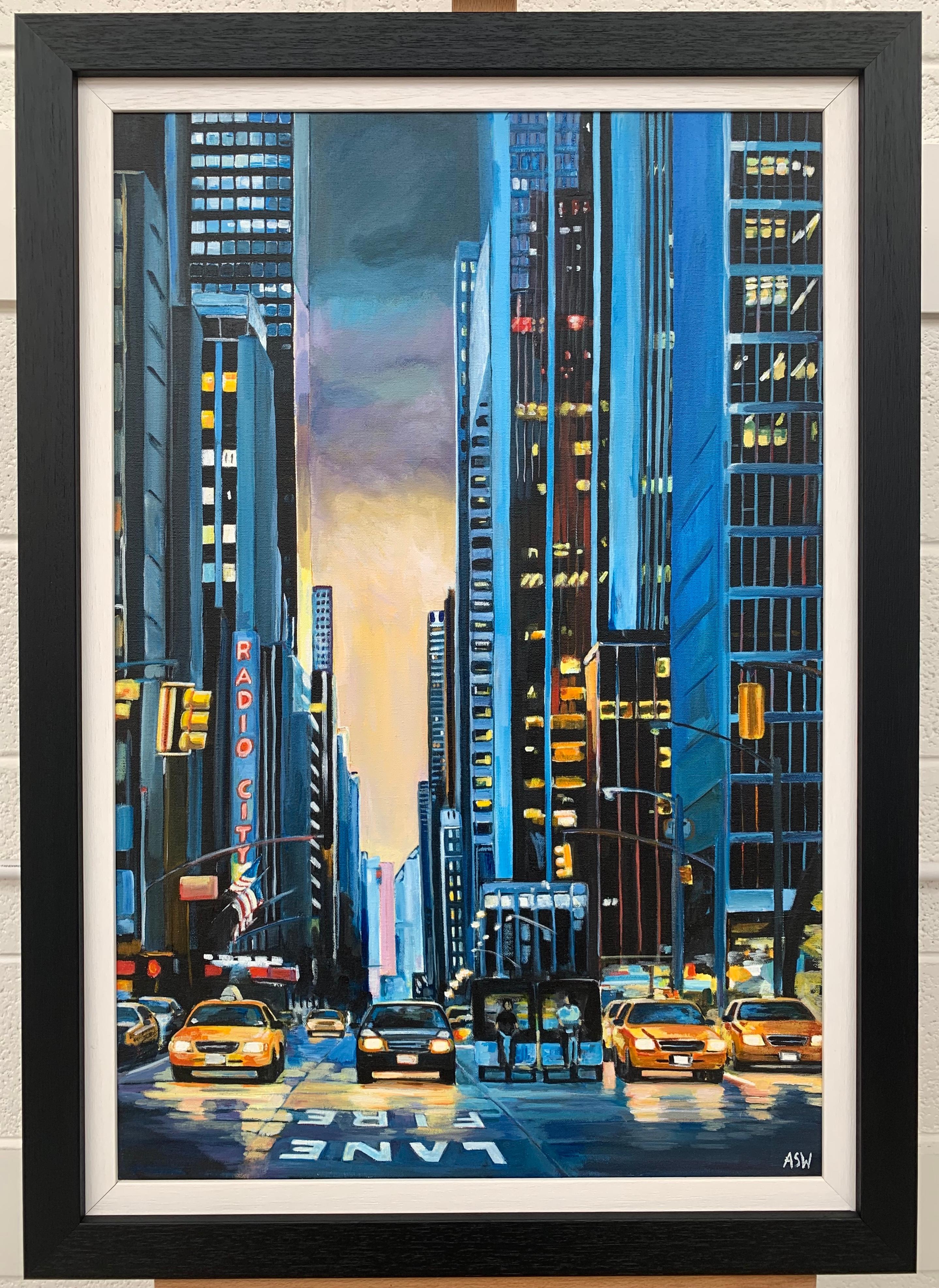 „Radio City:: New York“ – Gemälde von Manhattan des britischen Künstlers für urbane Landschaften. 

Kunst misst 50::8 x 76::2 cm 
Der Rahmen misst 25 x 35 Zoll 

Radio City Music Hall ist ein weltberühmtes Unterhaltungszentrum:: das sich in der 1260