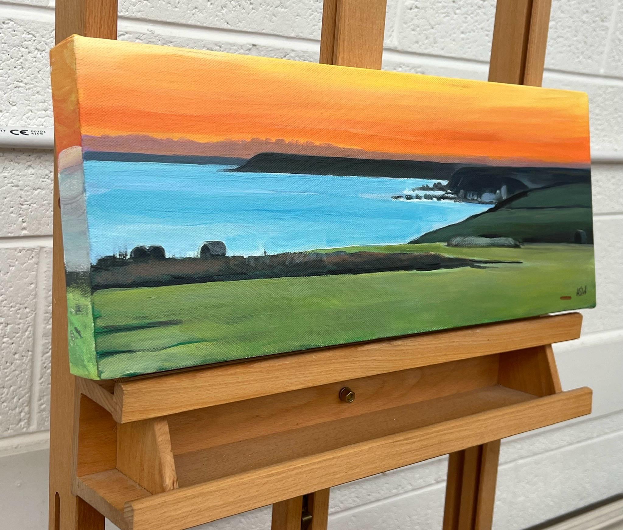 Escena panorámica de la costa de Devon con puesta de sol naranja en el Canal de la Mancha - Painting de Angela Wakefield