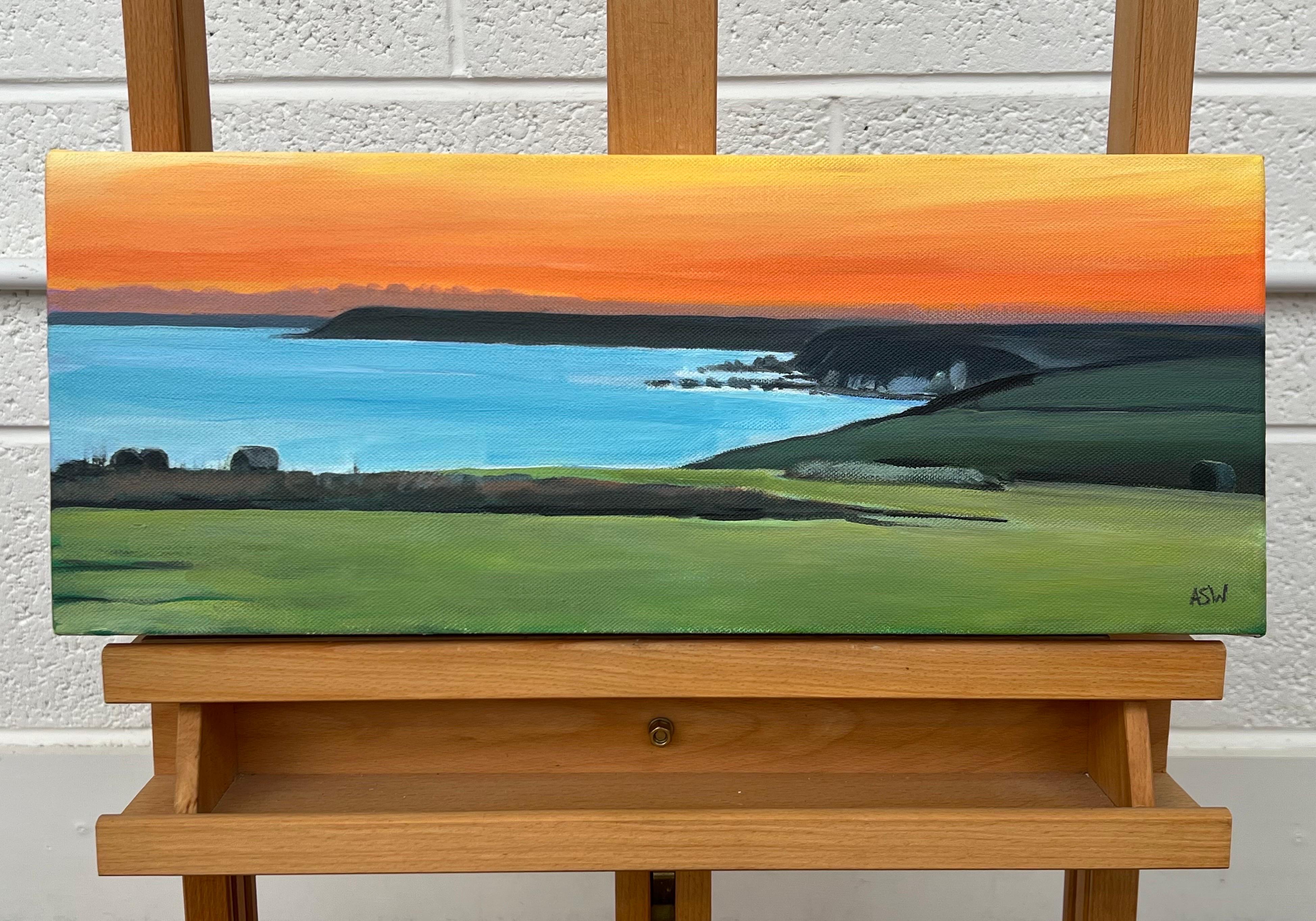 Escena panorámica de la costa de Devon con puesta de sol naranja en el Canal de la Mancha - Painting Contemporáneo de Angela Wakefield