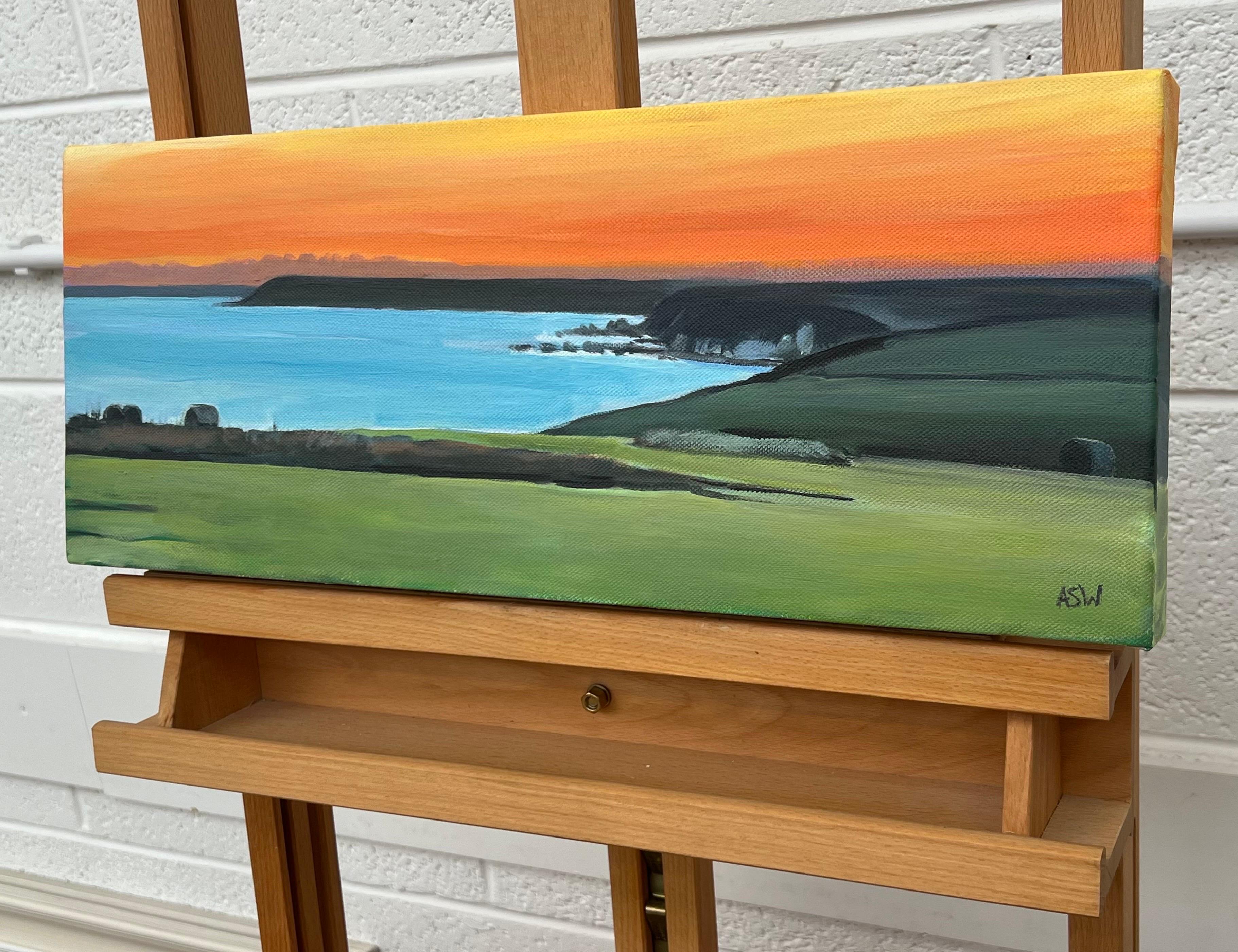 Escena panorámica de la costa de Devon con puesta de sol naranja en el Canal de la Mancha - Landscape Painting Gris de Angela Wakefield