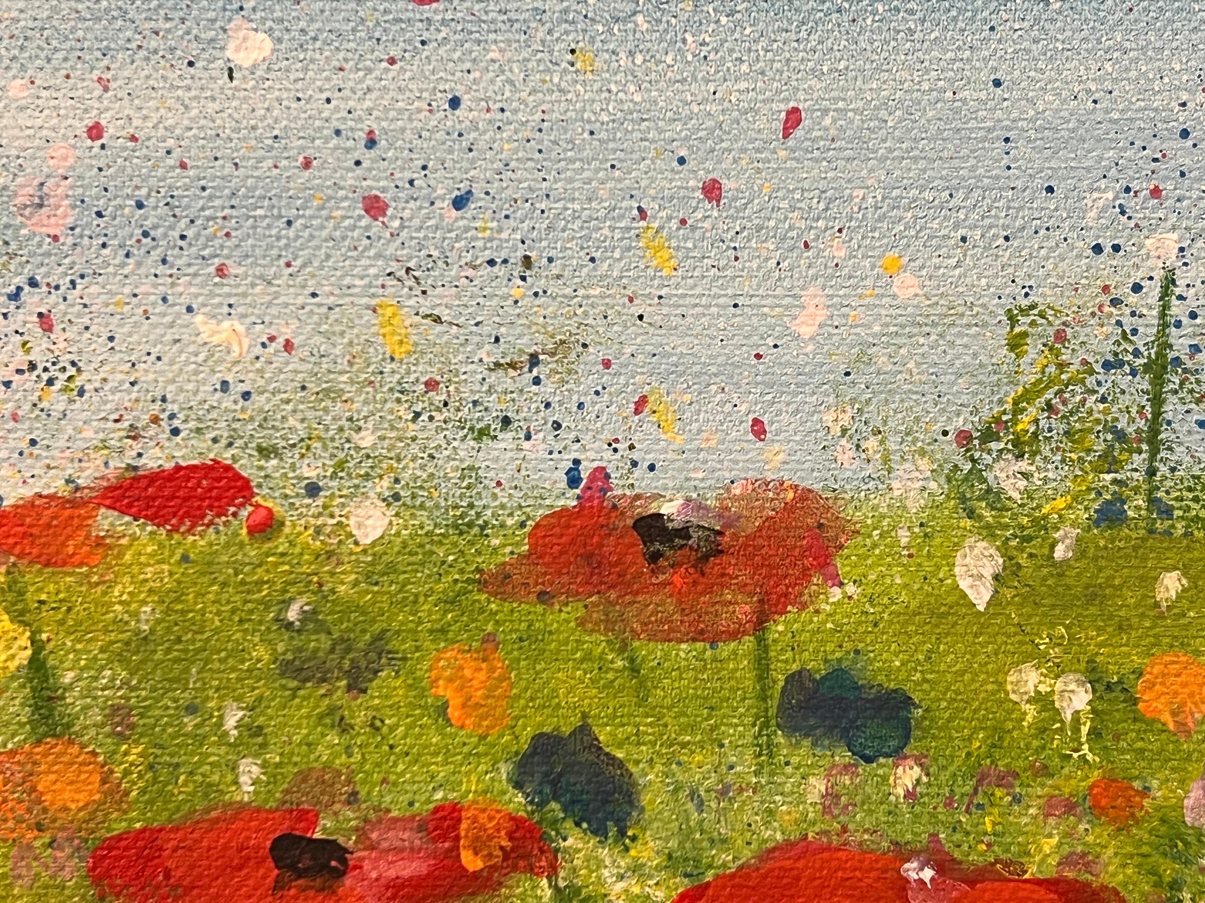Fleurs de coquelicots rouges dans une prairie verte sauvage avec un ciel bleu par un artiste contemporain en vente 7