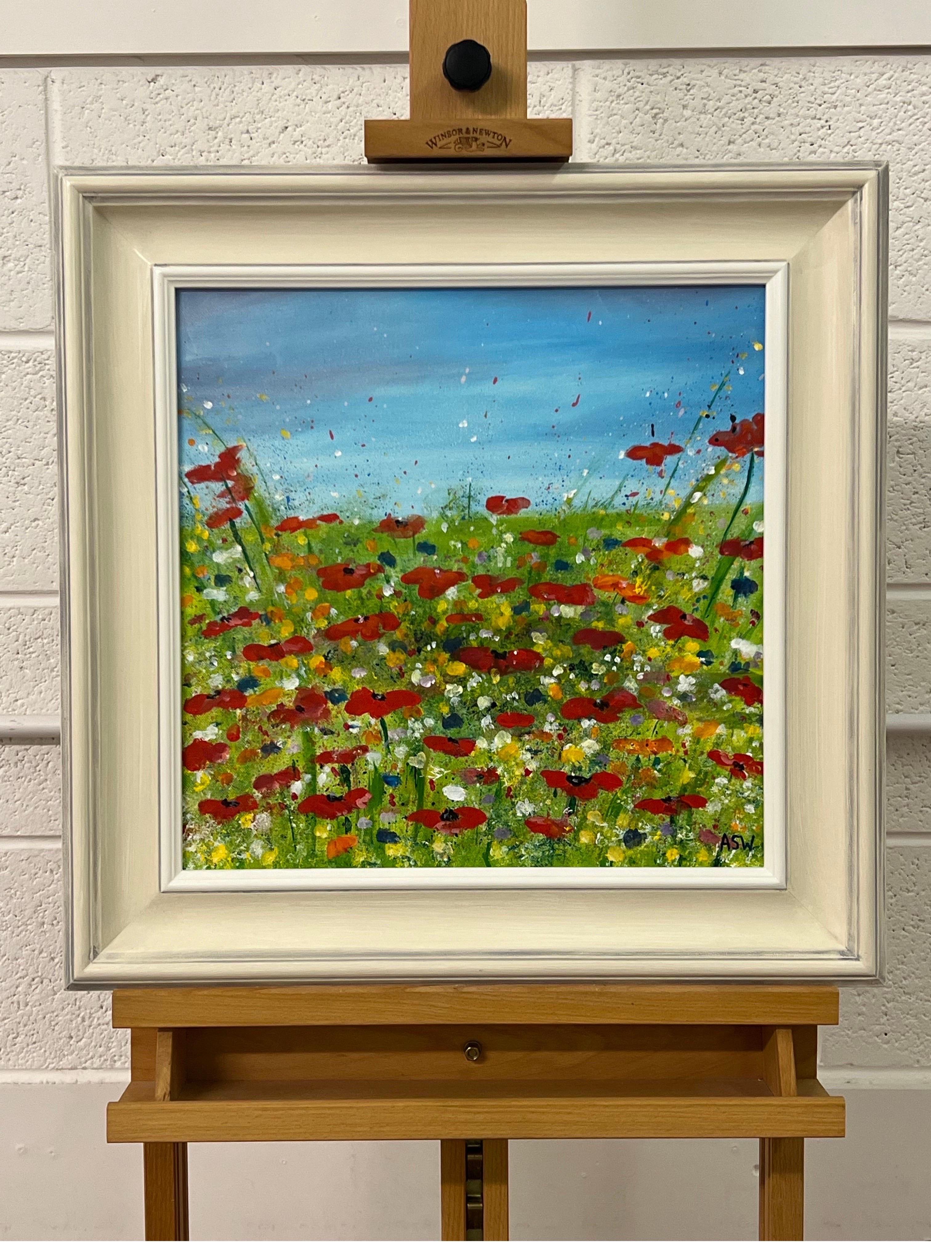 Fleurs de coquelicots rouges dans une prairie verte sauvage avec un ciel bleu par un artiste contemporain - Impressionnisme abstrait Painting par Angela Wakefield
