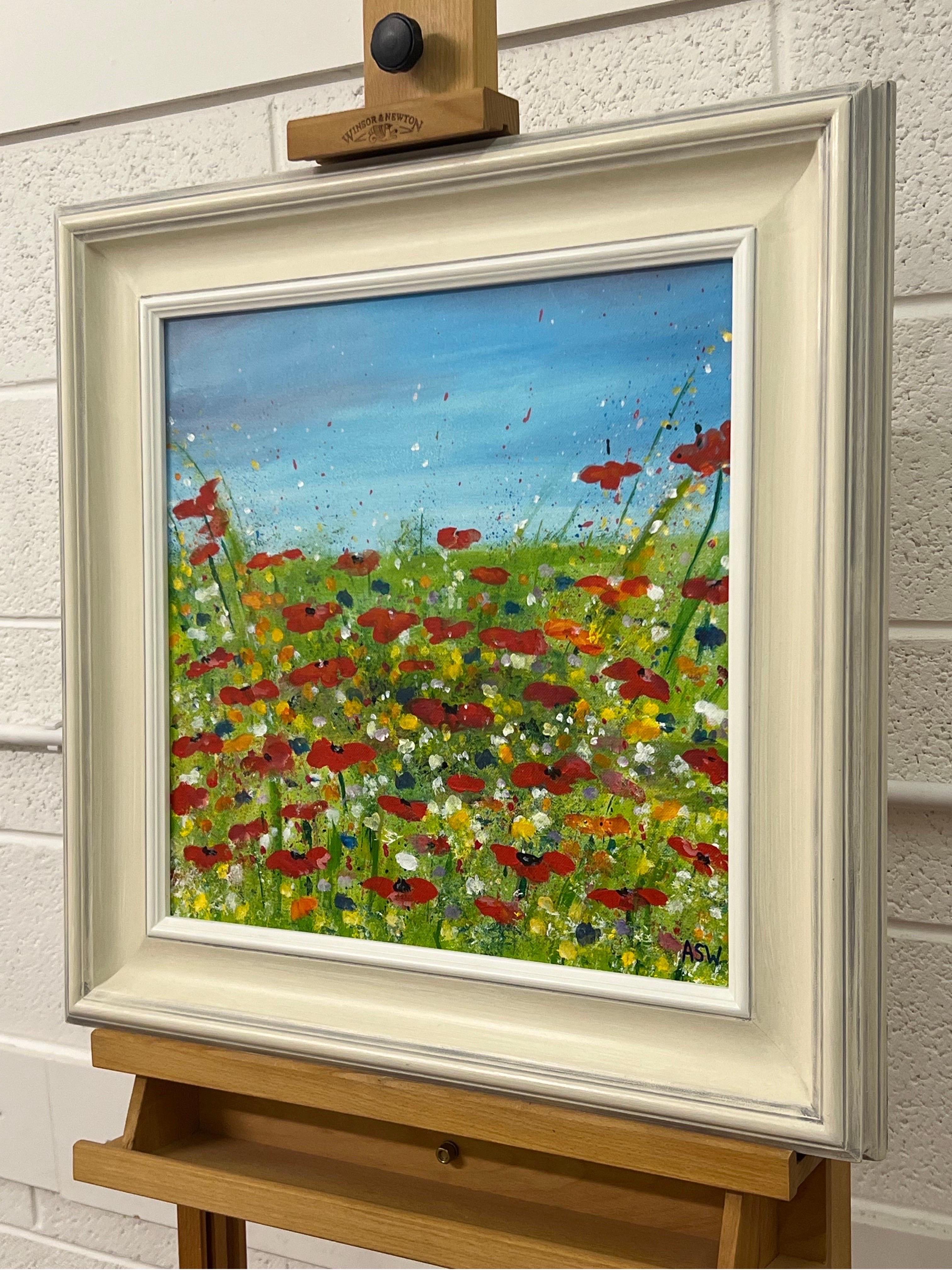 Fleurs de coquelicots rouges dans une prairie verte sauvage avec un ciel bleu dans la campagne anglaise par l'artiste britannique contemporaine, Angela Wakefield. Encadré dans une moulure contemporaine blanc cassé de la plus haute qualité, finie à