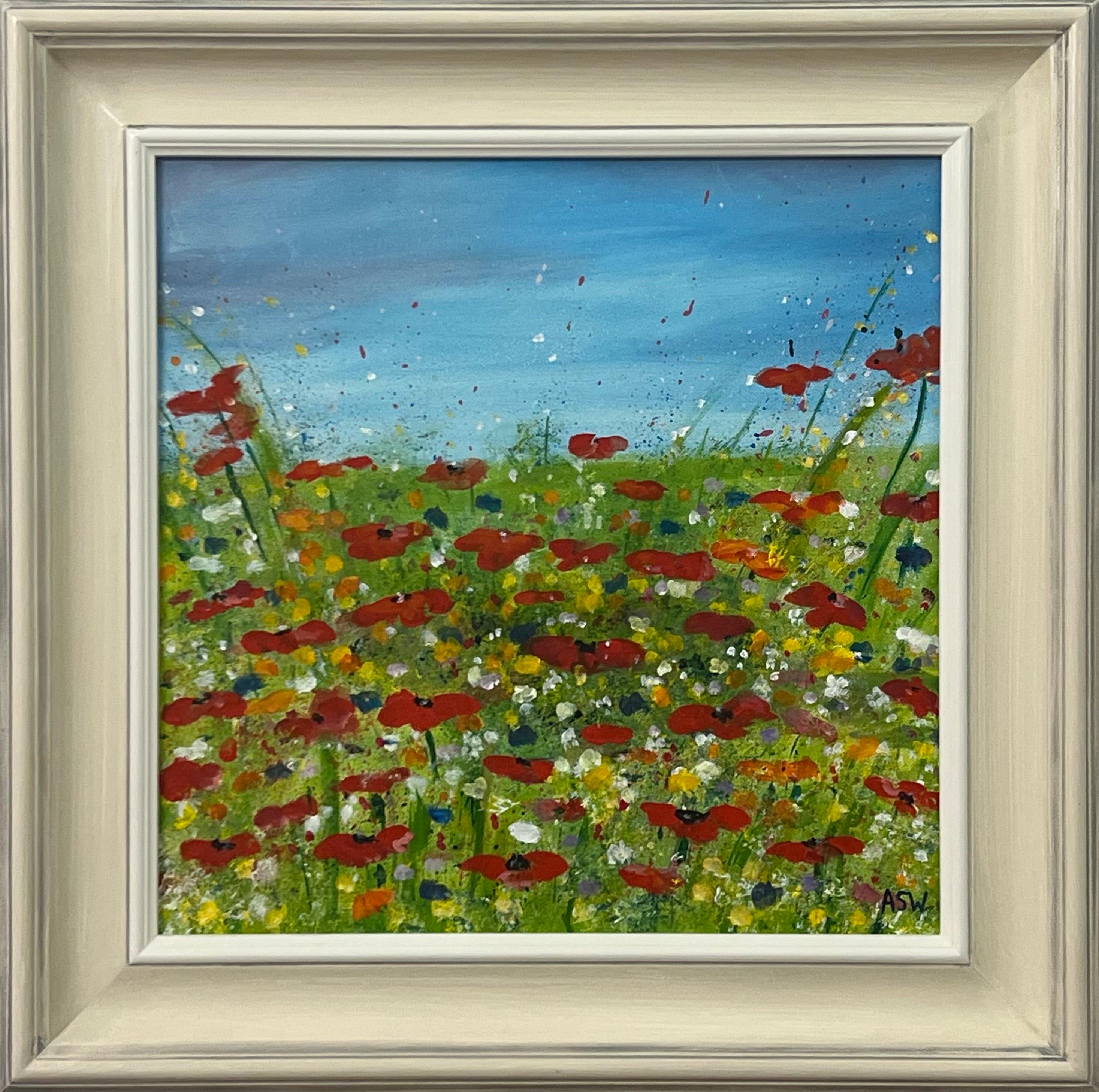 Abstract Painting Angela Wakefield - Fleurs de coquelicots rouges dans une prairie verte sauvage avec un ciel bleu par un artiste contemporain