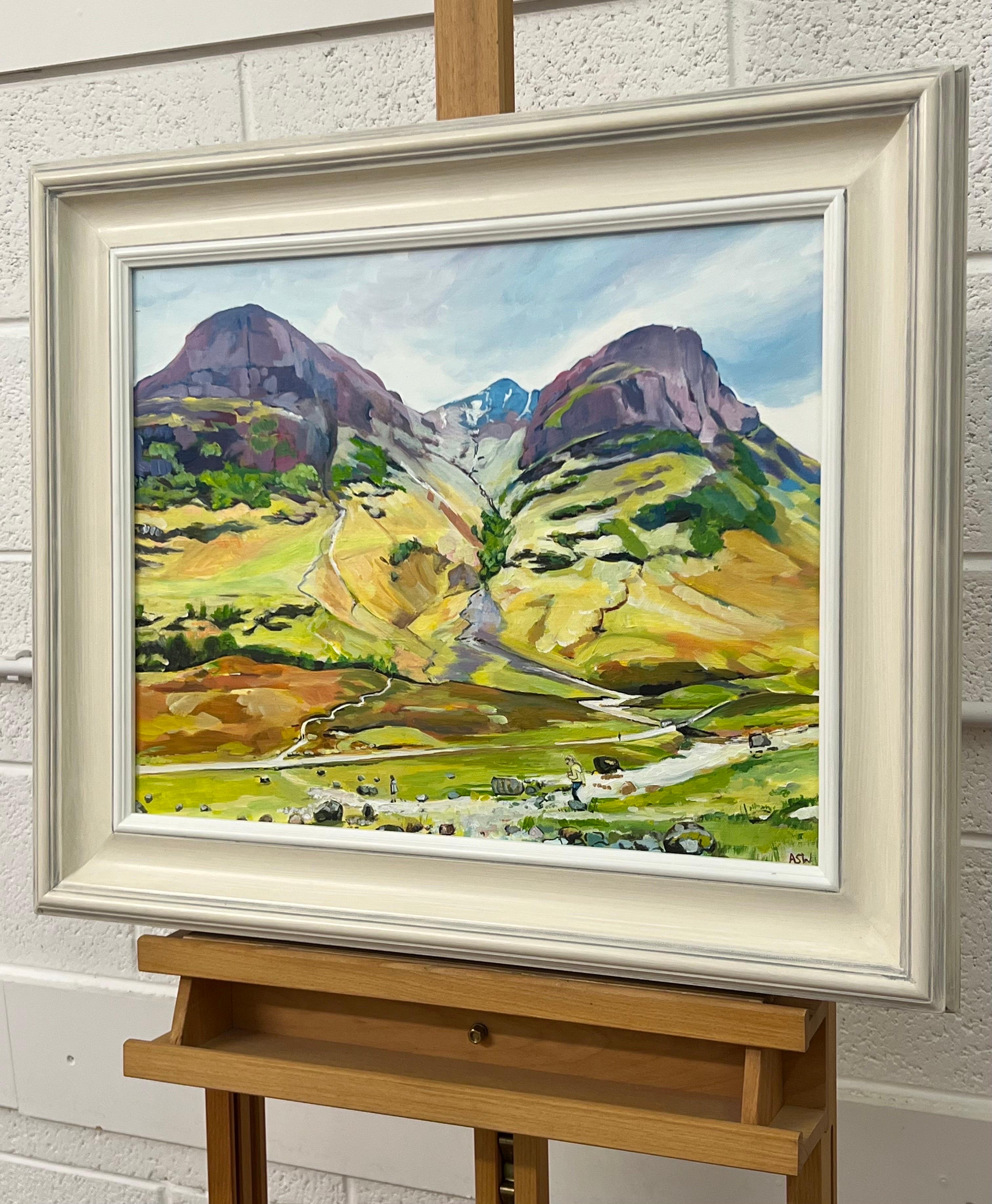 Highlands écossais avec des Child & Child jouant dans les montagnes par un artiste contemporain - Réalisme Painting par Angela Wakefield