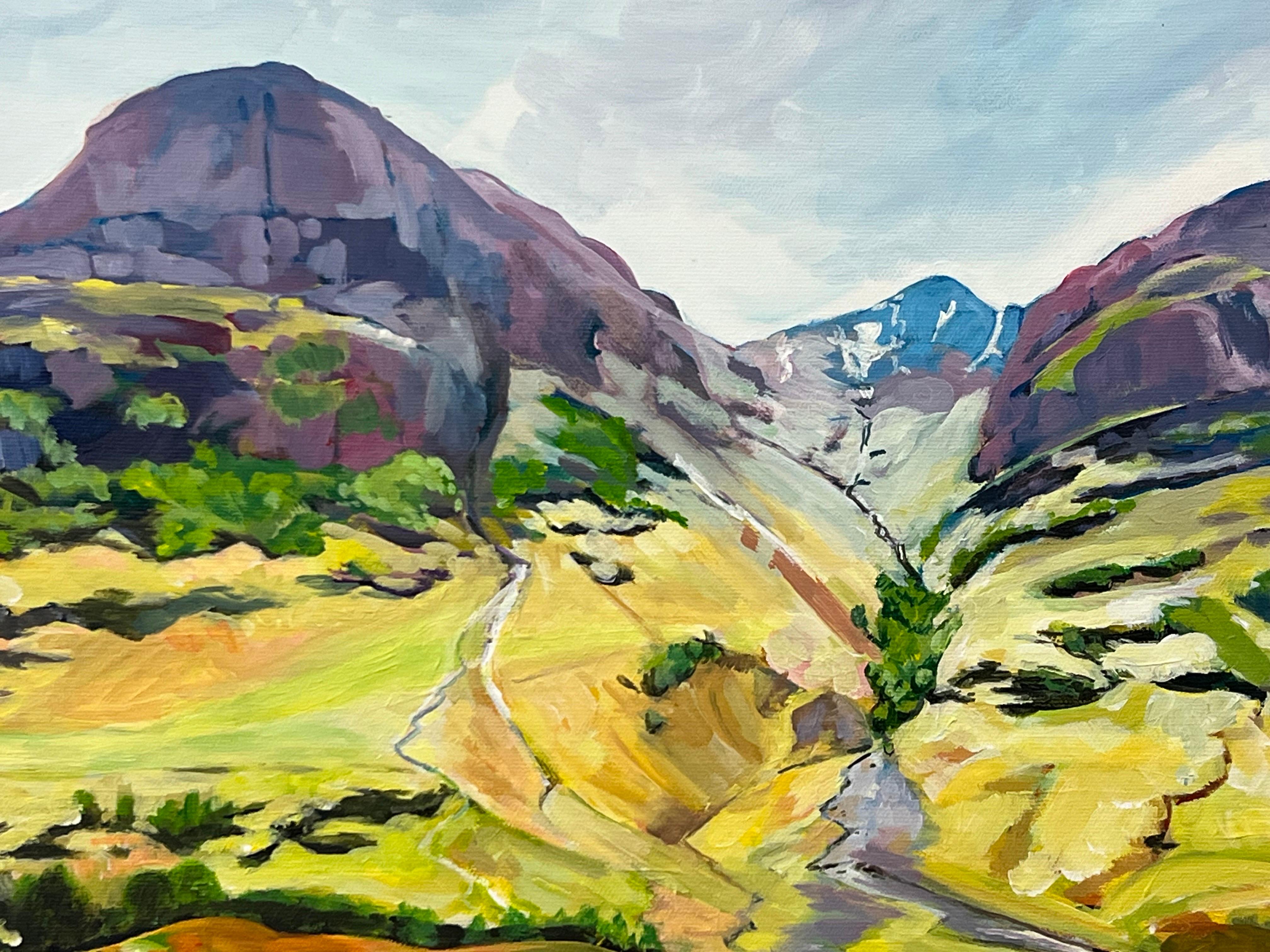 Highlands écossais avec des Child & Child jouant dans les montagnes par un artiste contemporain en vente 5