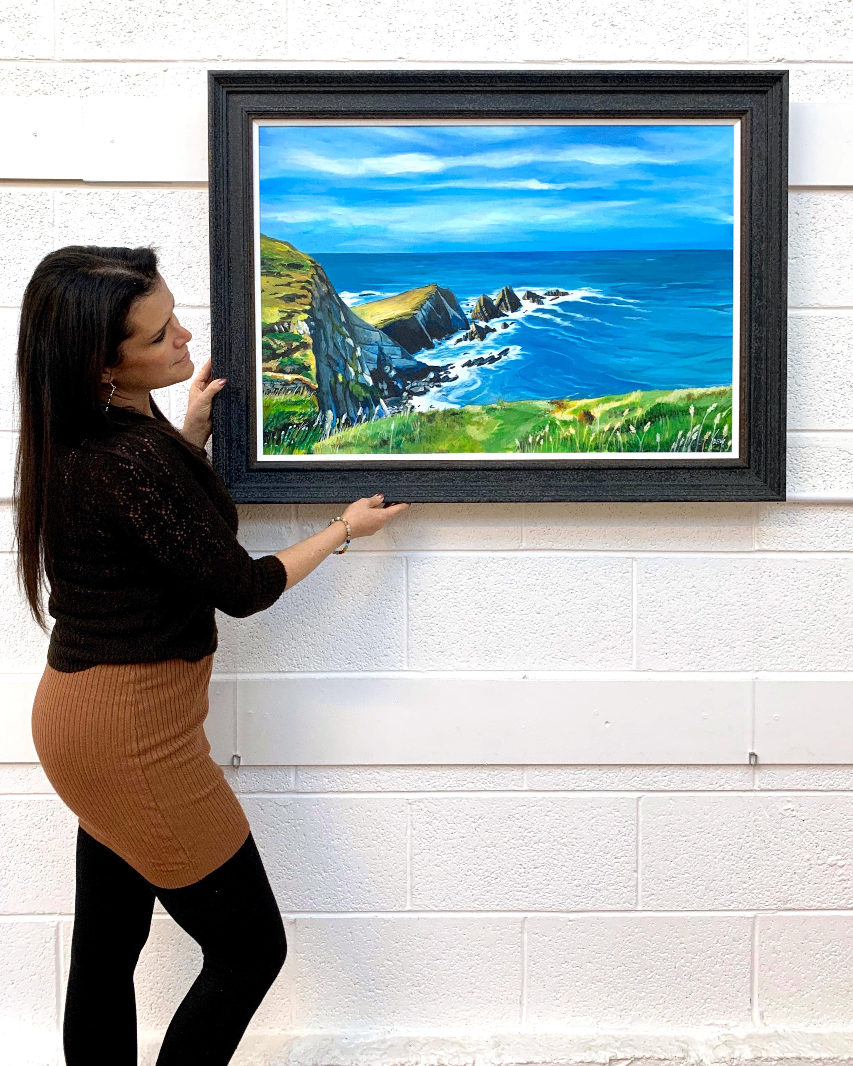 Meereslandschaft, Landschaftsgemälde von Hartland Point in Devon, England, des britischen Künstlers – Painting von Angela Wakefield