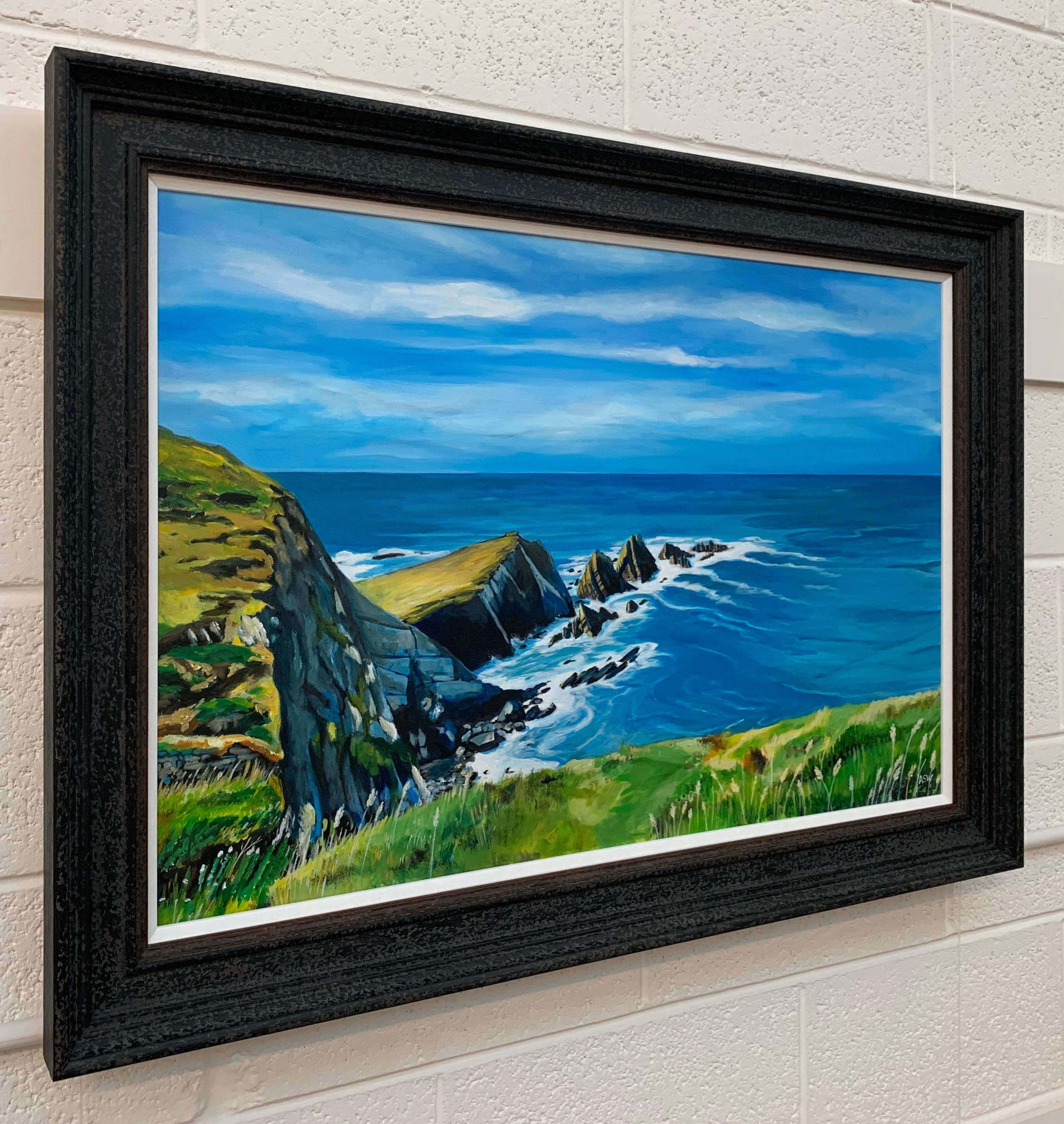 Meereslandschaft, Landschaftsgemälde von Hartland Point in Devon, England, des britischen Künstlers (Blau), Landscape Painting, von Angela Wakefield
