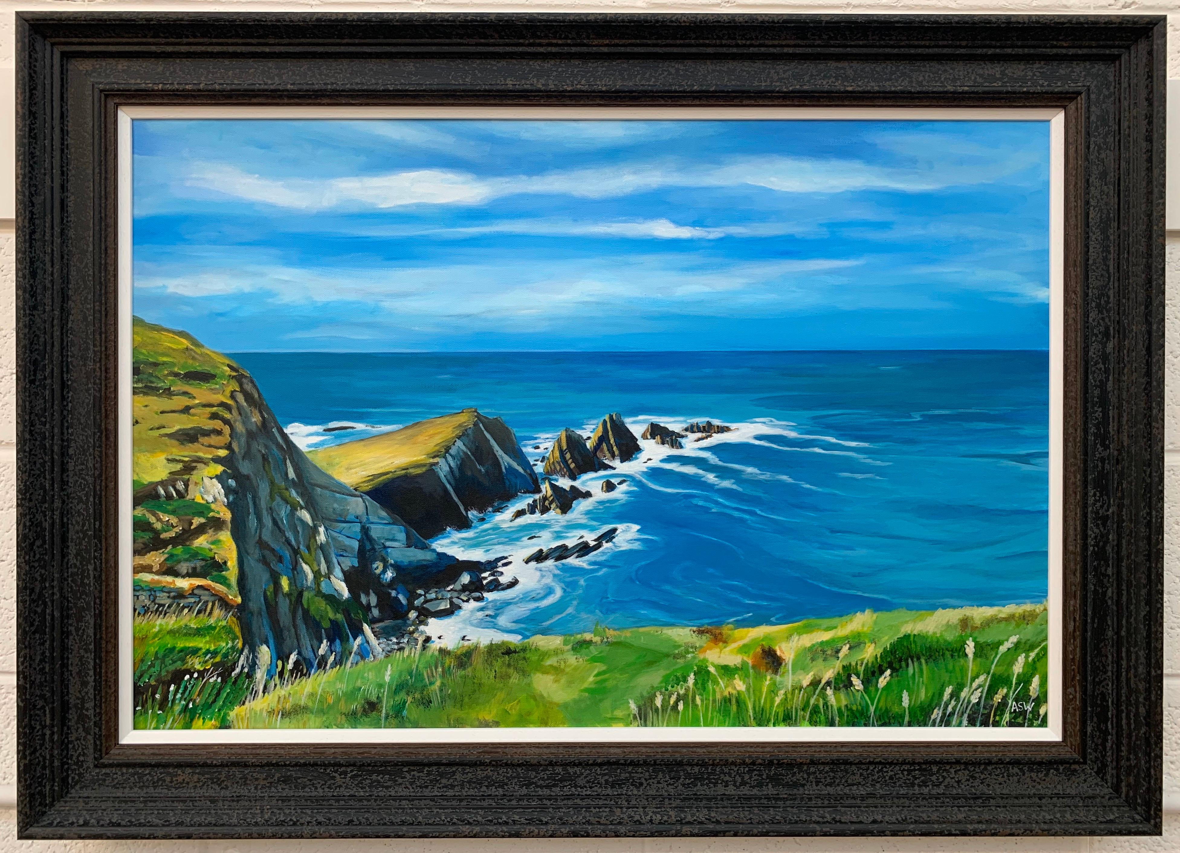 Seelandschaftsgemälde von Hartland Point in Devon, England, von der britischen Künstlerin Angela Wakefield. Eingerahmt in eine hochwertige, moderne, schwarz abgesetzte Holzleiste mit weißer Unterlage. 

Kunst misst 35,5 x 23,5 Zoll
Rahmen misst 42 x