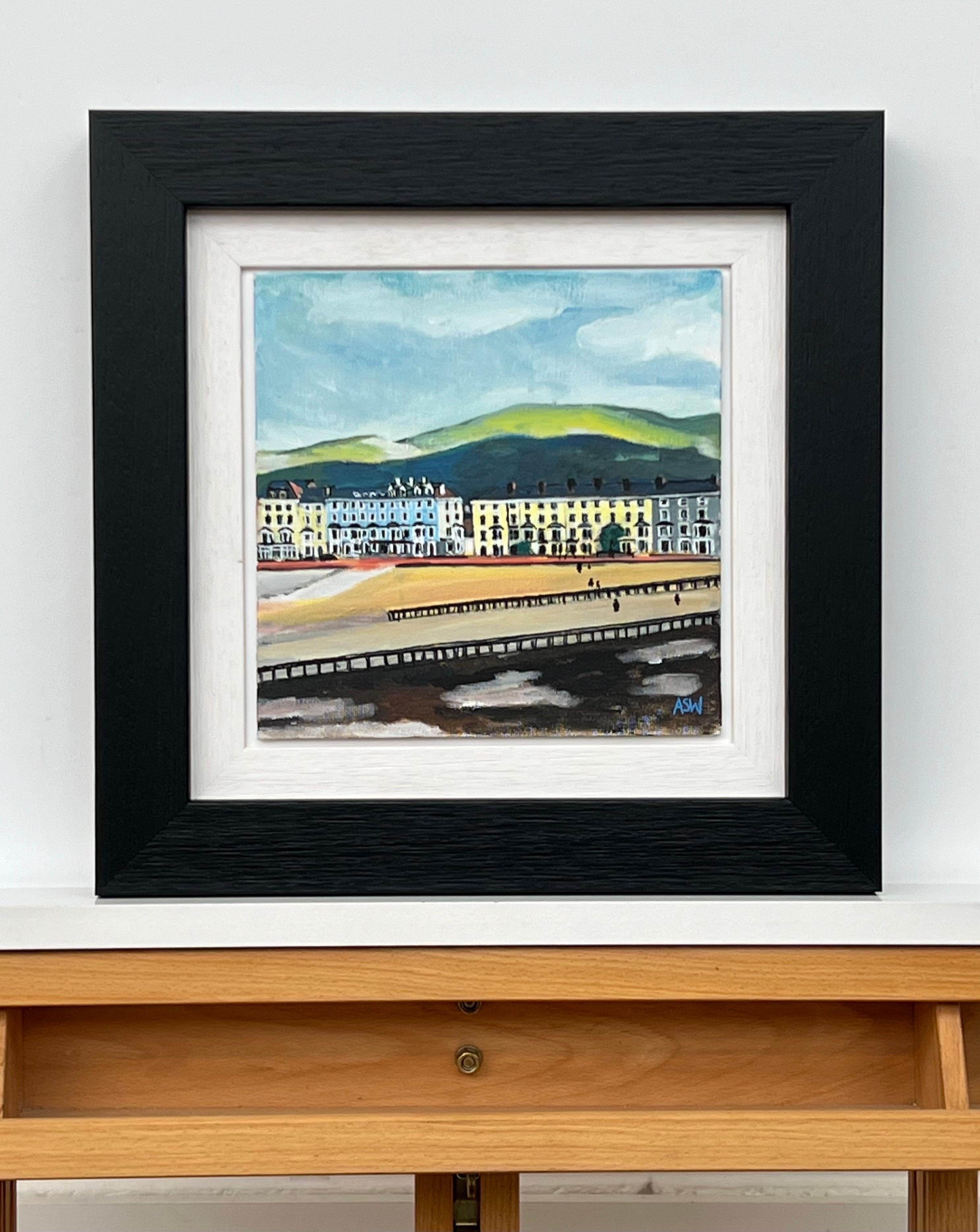 Pittura in miniatura della passeggiata sul mare Studio di un luogo di villeggiatura britannico vittoriano - Painting Contemporaneo di Angela Wakefield