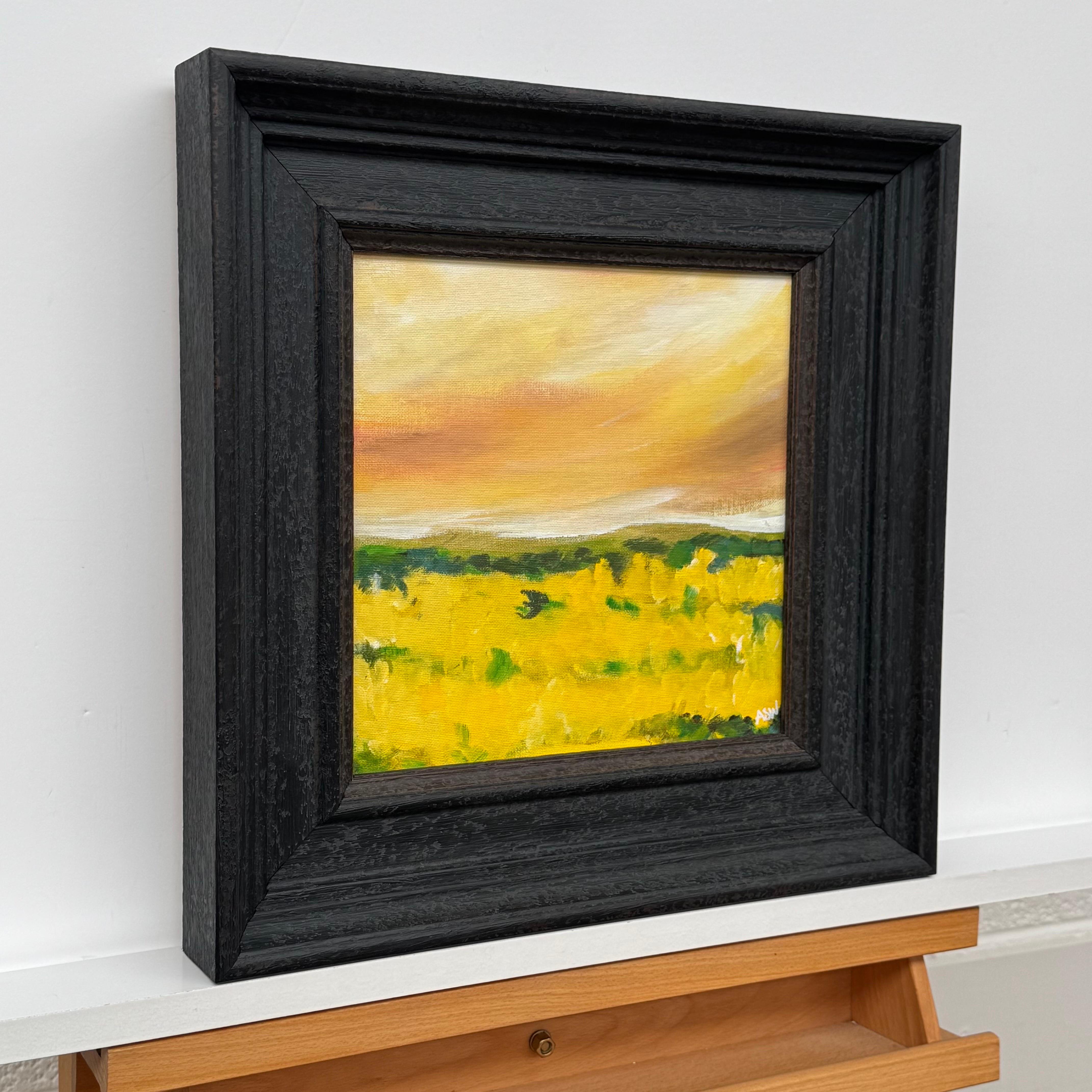 Lienzo Abstracto Pequeño con Campo Amarillo y Cielo Dorado de Artista Contemporáneo - Painting de Angela Wakefield