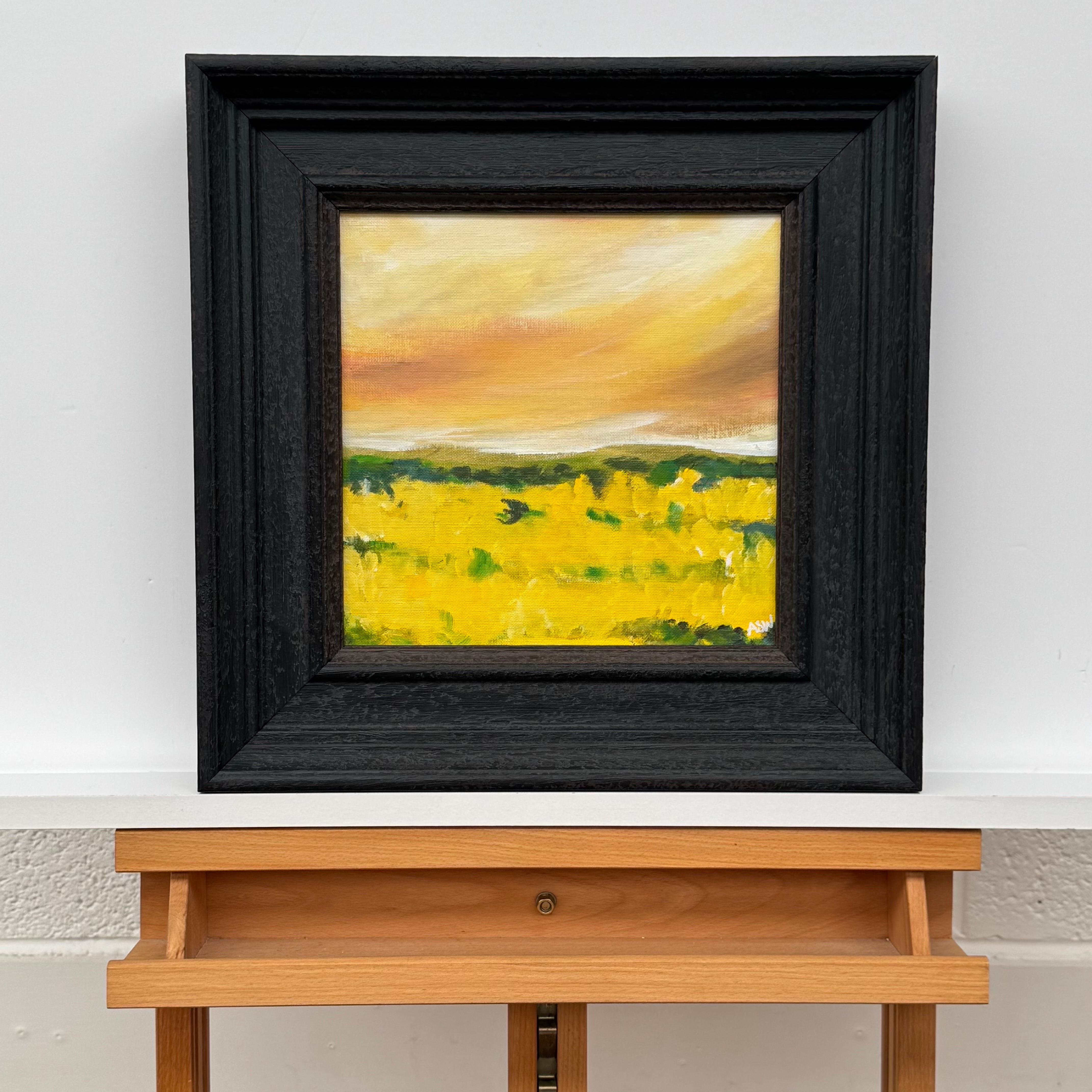 Lienzo Abstracto Pequeño con Campo Amarillo y Cielo Dorado de Artista Contemporáneo - Still-Life Painting Negro de Angela Wakefield