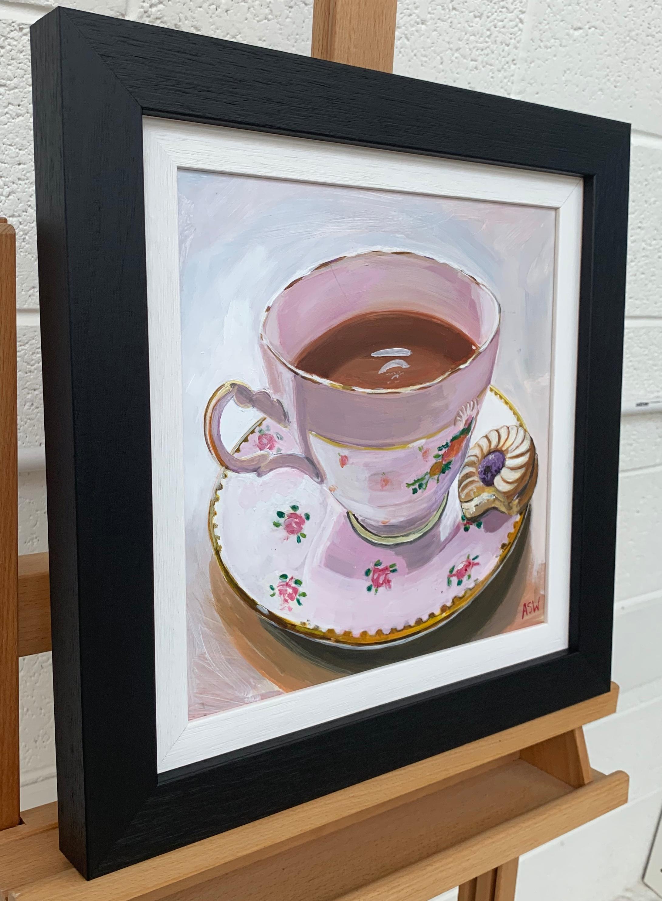 Stillleben-Gemälde eines englischen Knochenporzellan-Teekannes und eines Biskuittellers des britischen Künstlers (Realismus), Painting, von Angela Wakefield