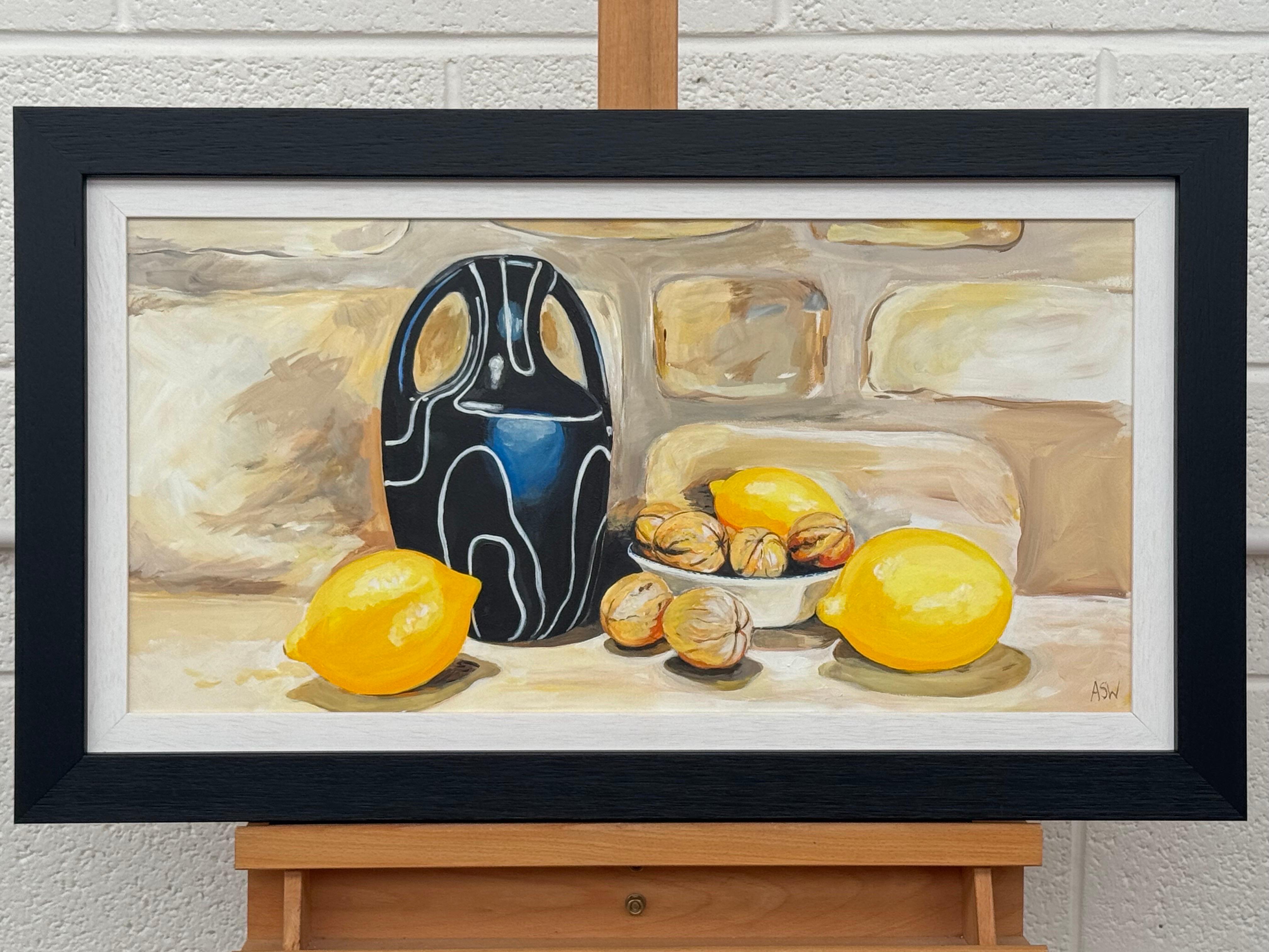 Nature morte avec vase moderne, citrons et noix sur un mur en pierre de ferme en vente 5