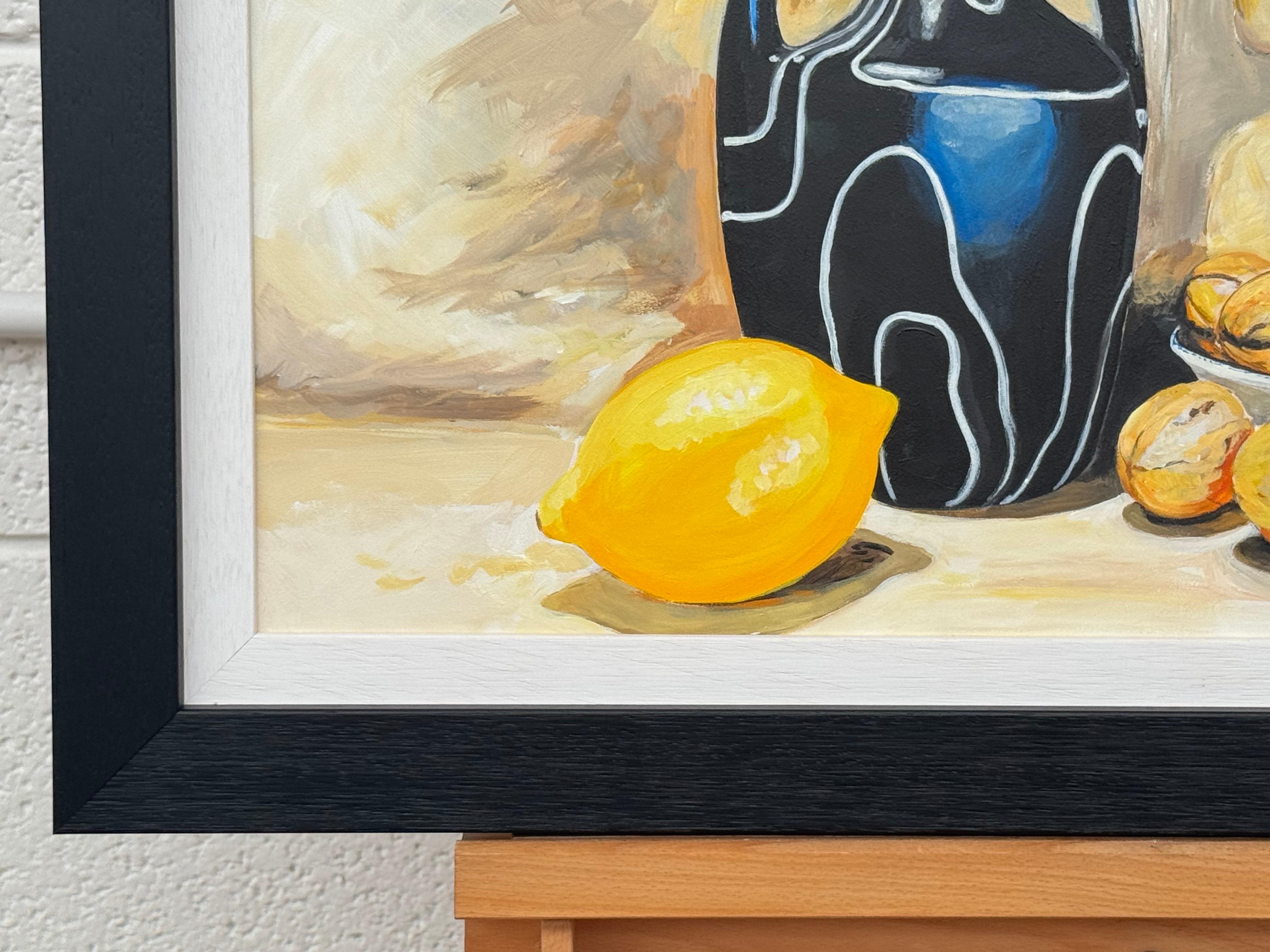 Nature morte avec vase moderne, citrons et noix sur un mur en pierre de ferme en vente 6
