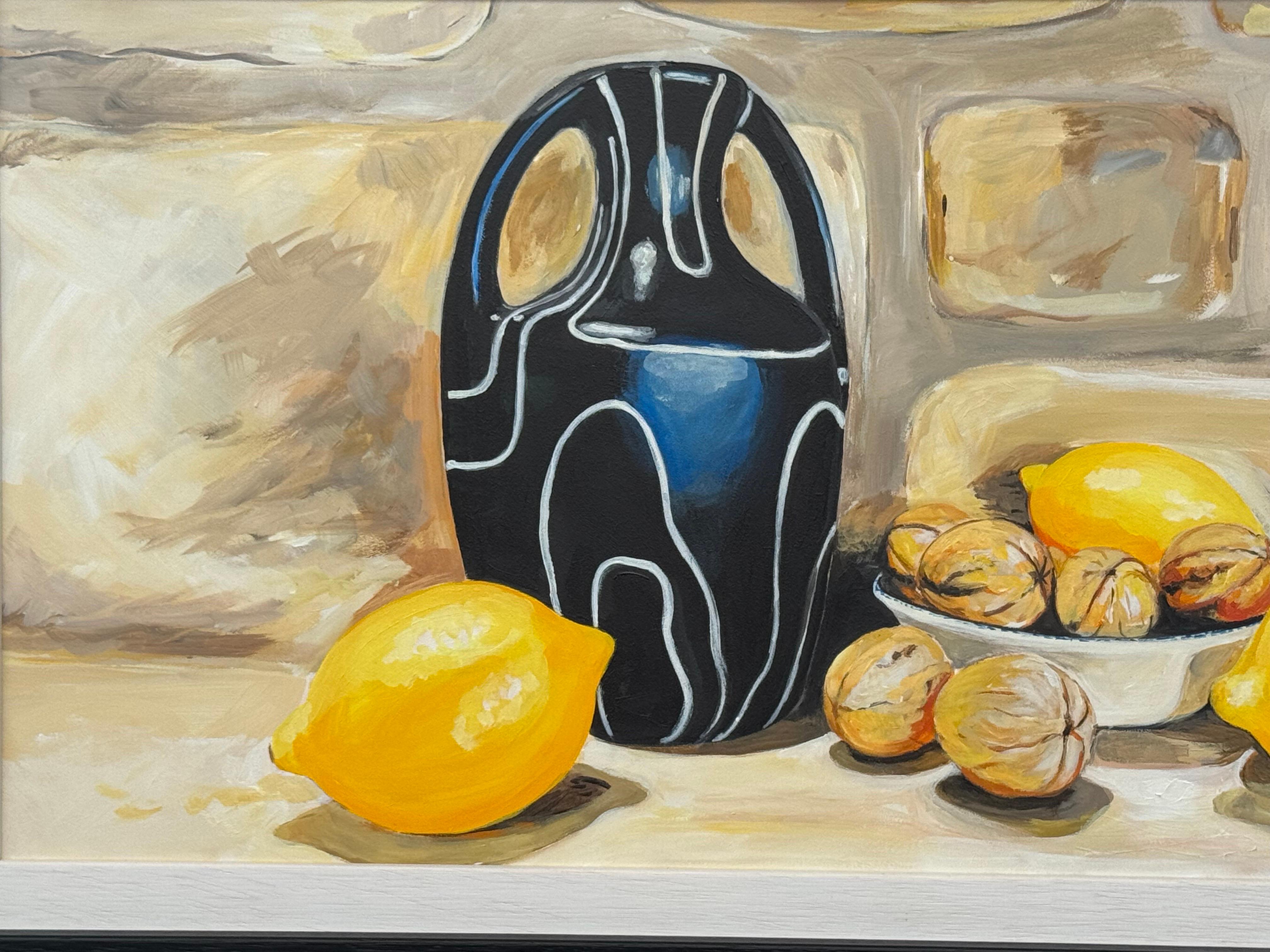 Nature morte avec vase moderne, citrons et noix sur un mur en pierre de ferme en vente 7