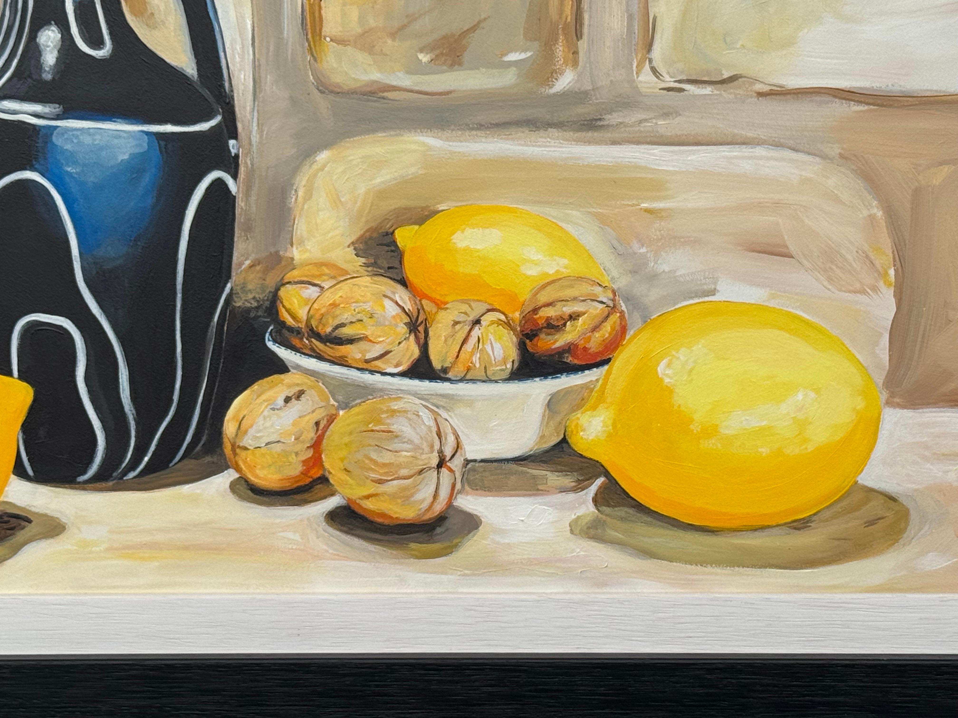 Nature morte avec vase moderne, citrons et noix sur un mur en pierre de ferme en vente 9