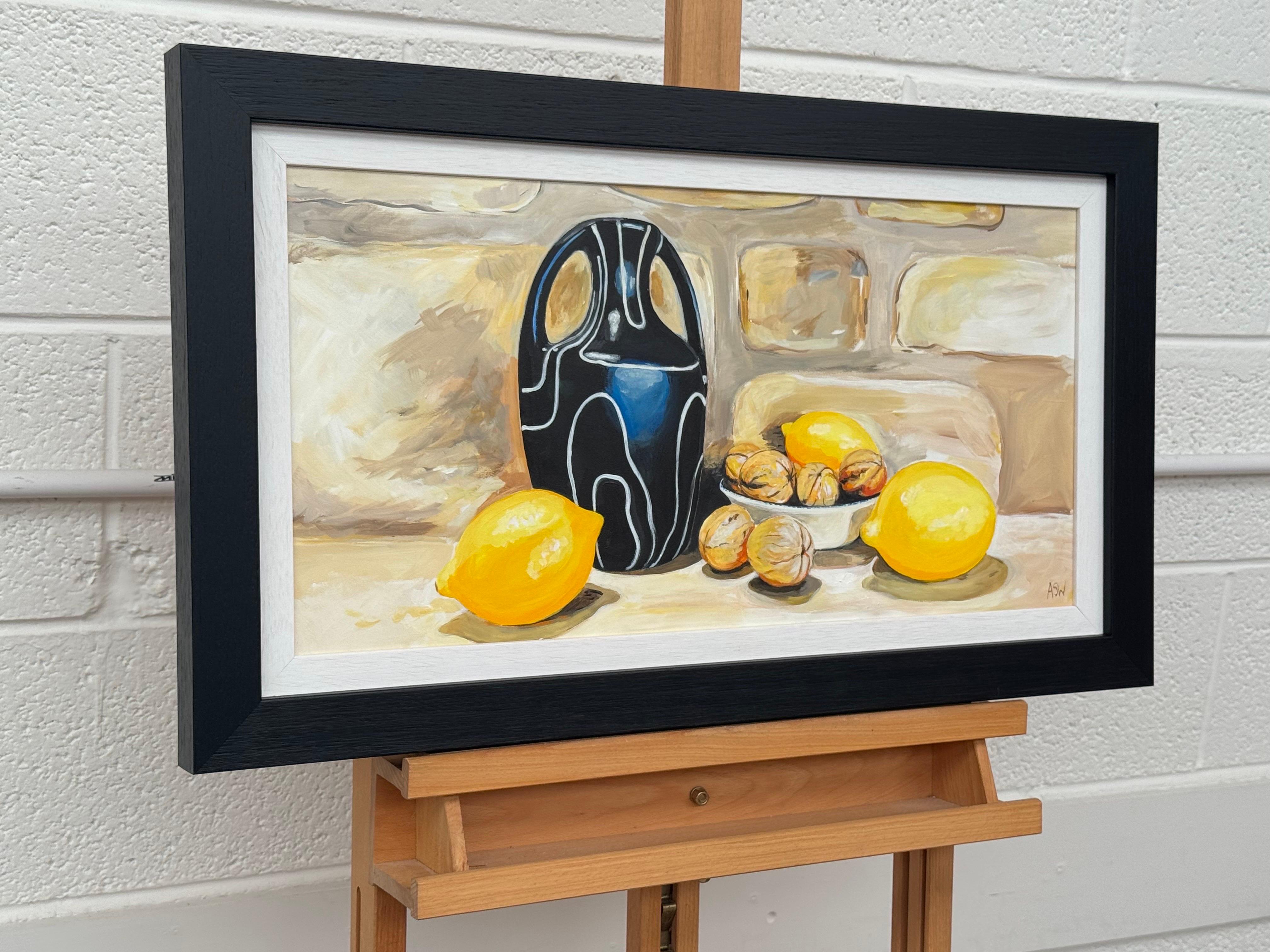 Nature morte avec vase moderne, citrons et noix sur un mur en pierre de ferme - Painting de Angela Wakefield