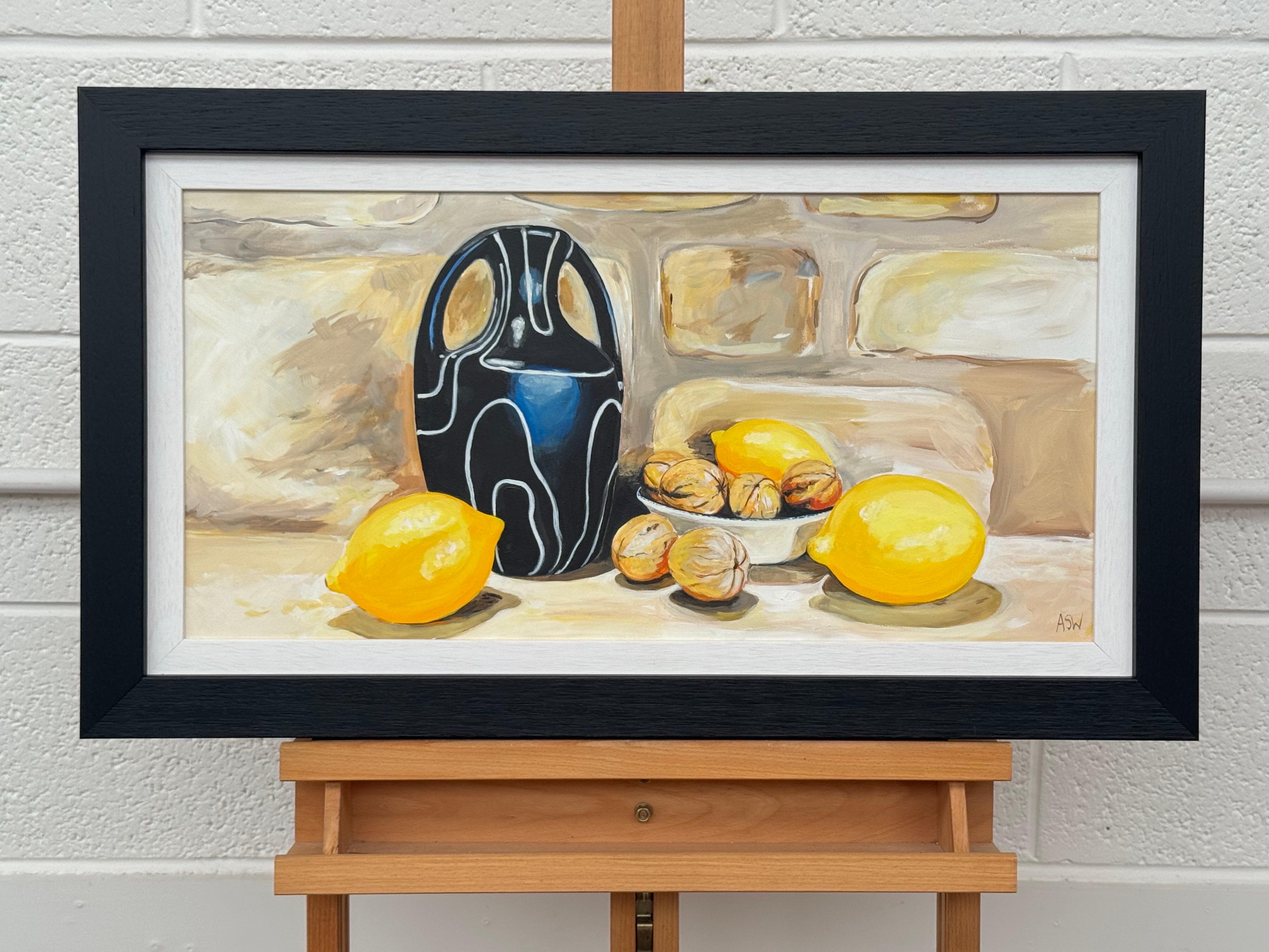 Nature morte avec vase moderne, citrons et noix sur un mur en pierre de ferme - Réalisme Painting par Angela Wakefield