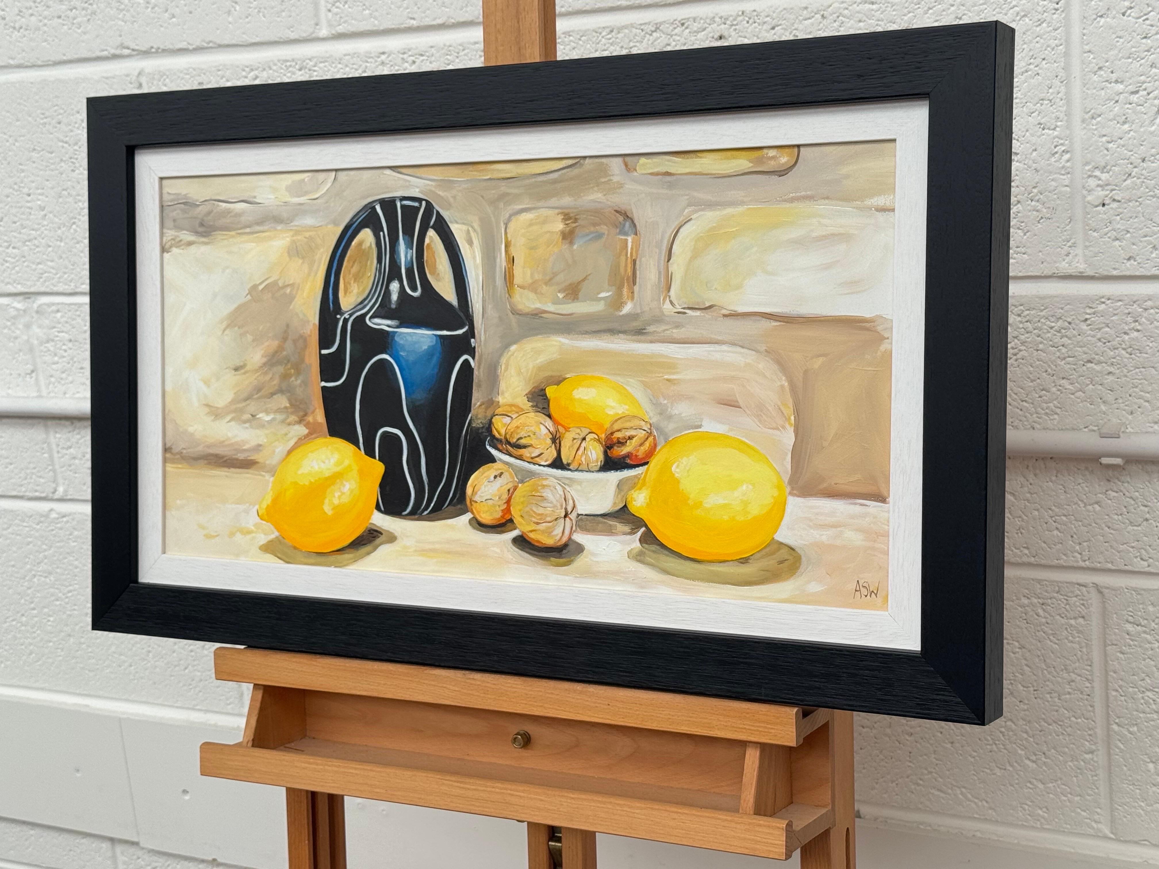 Nature morte avec vase moderne, citrons et noix sur un mur en pierre de ferme - Beige Still-Life Painting par Angela Wakefield