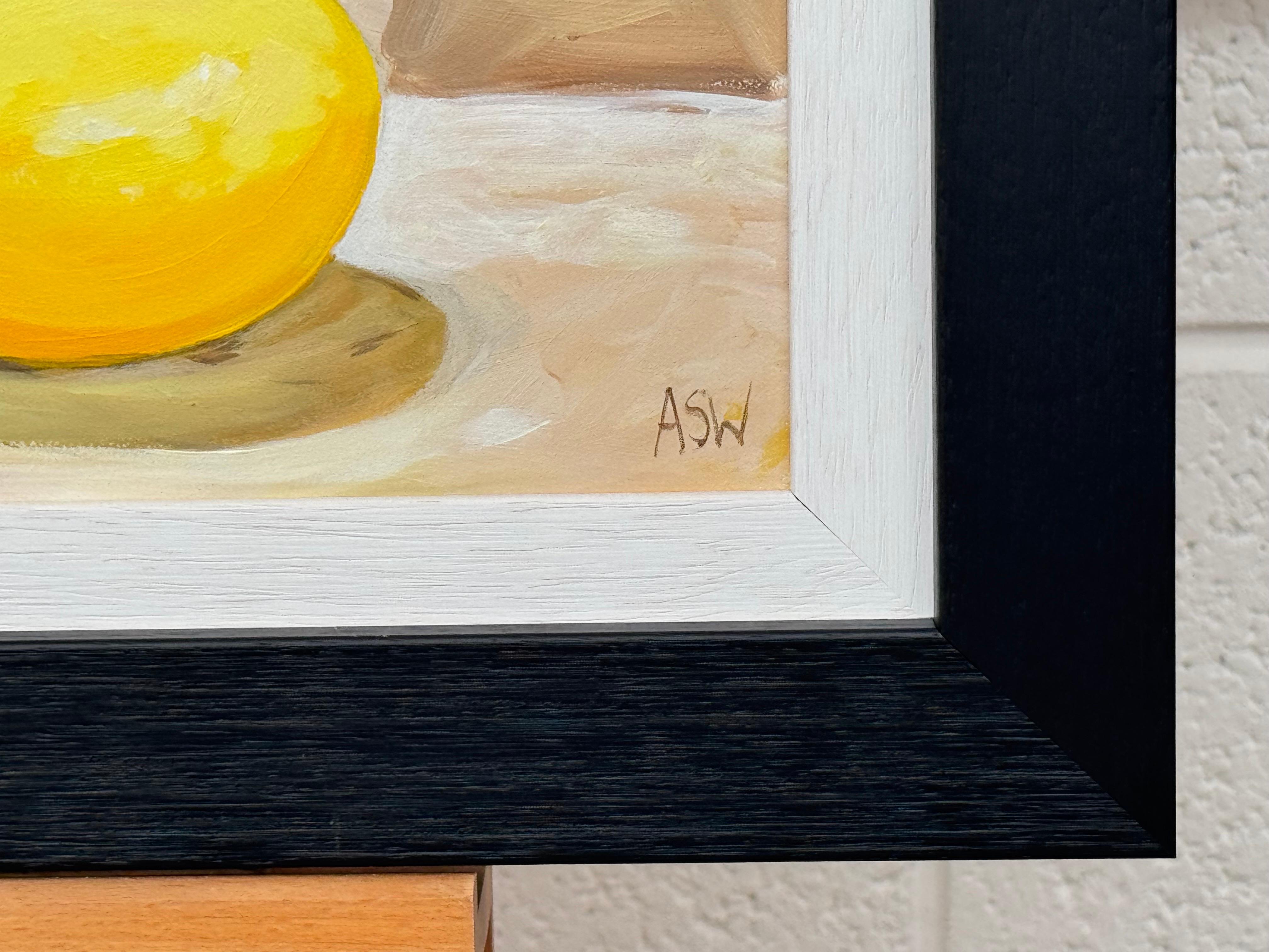 Nature morte avec vase moderne, citrons et noix sur un mur en pierre d'une ferme par Angela Wakefield, artiste contemporaine britannique de premier plan

L'œuvre d'art mesure 24 x 12 pouces
Le cadre mesure 29 x 17 pouces 

Nature morte aux citrons,