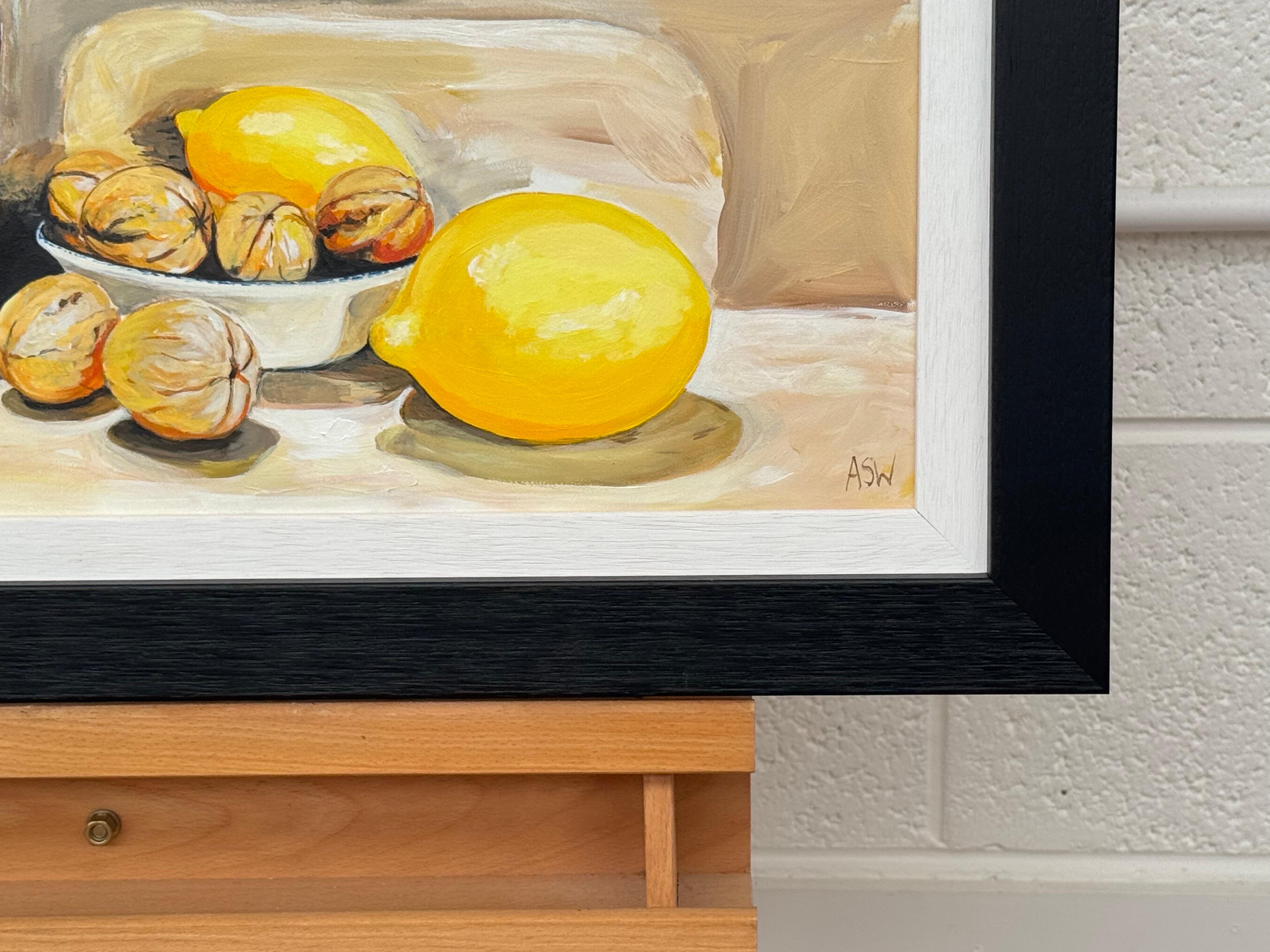 Nature morte avec vase moderne, citrons et noix sur un mur en pierre de ferme en vente 2