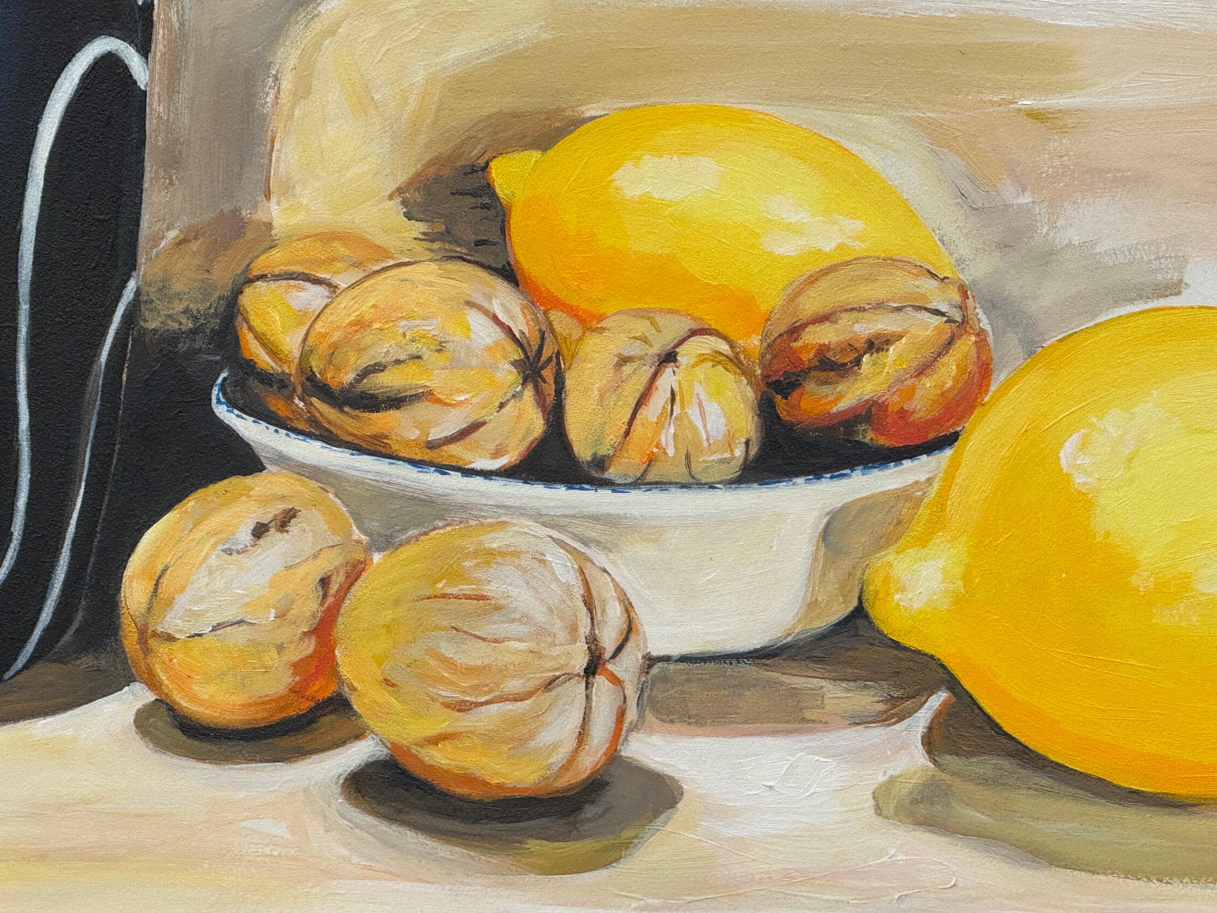 Nature morte avec vase moderne, citrons et noix sur un mur en pierre de ferme en vente 4