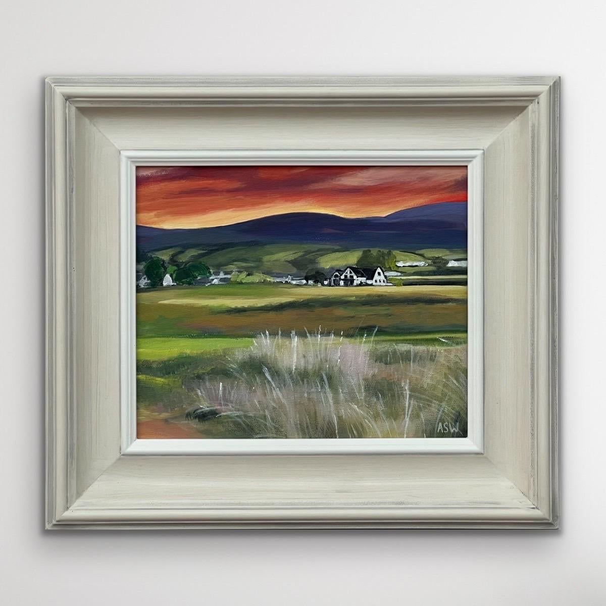 Sonnenuntergang auf dem Golfplatz von Brora in den schottischen Highlands von der zeitgenössischen britischen Künstlerin Angela Wakefield. Dieses einzigartige Original zeigt einen tiefroten, orangefarbenen Sonnenuntergang an der Ostküste von
