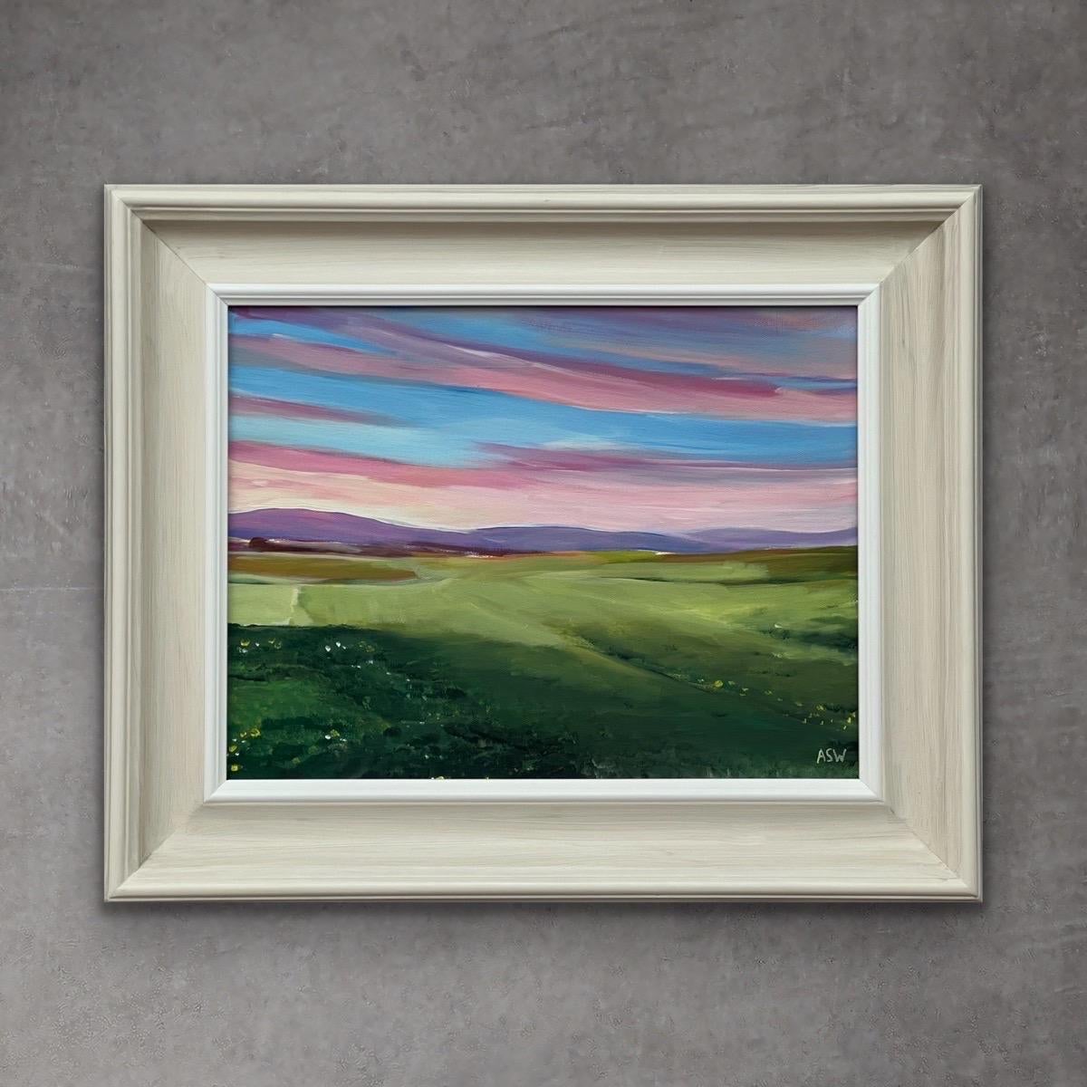 Coucher de soleil sur le terrain de golf de Brora, dans les Highlands écossais, par l'artiste britannique contemporaine Angela Wakefield. Cet original unique représente un ciel rose et bleu avec des collines violettes au coucher du soleil sur la