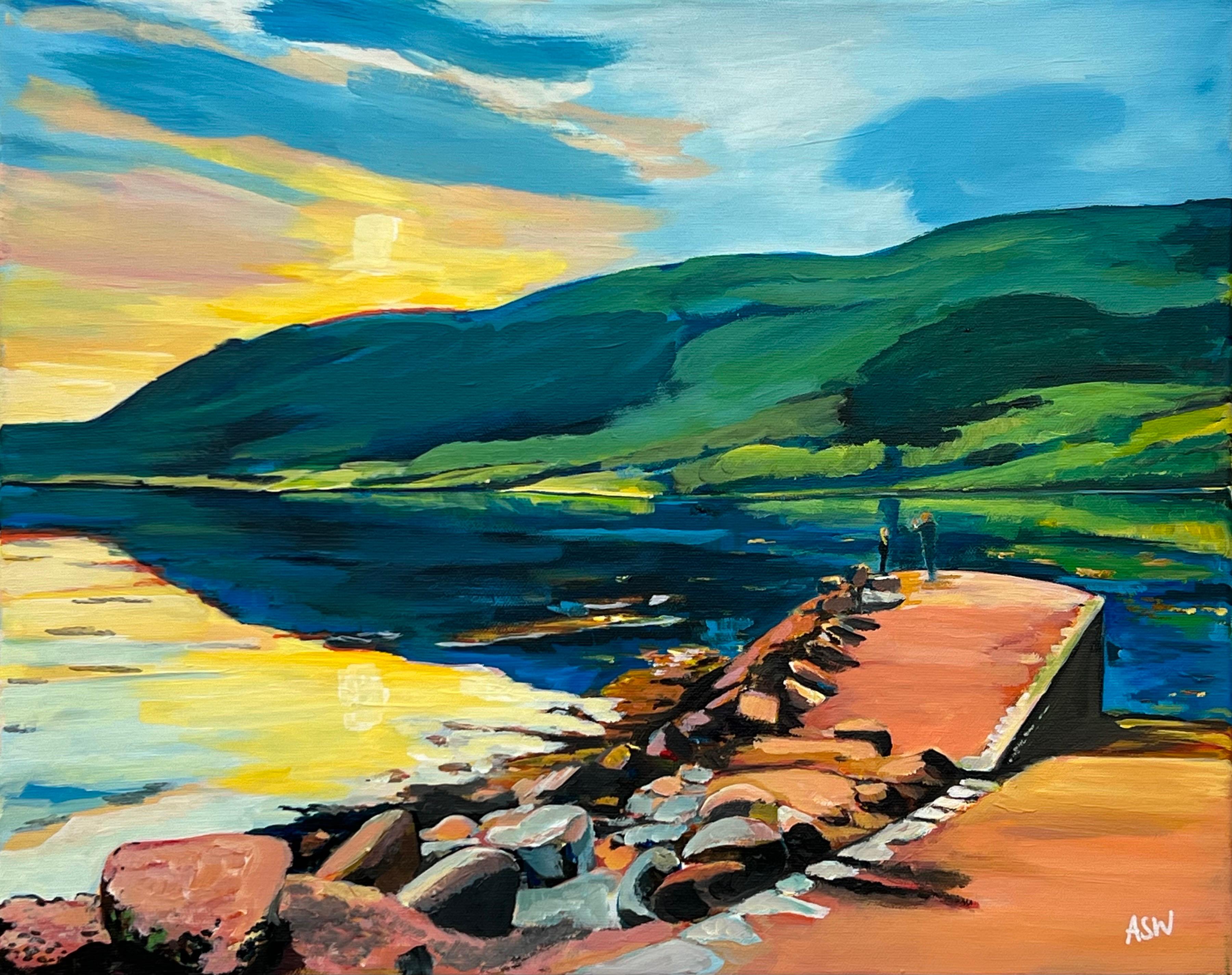 Coucher de soleil sur un loch dans les montagnes des Highlands écossais par un artiste contemporain - Réalisme Painting par Angela Wakefield