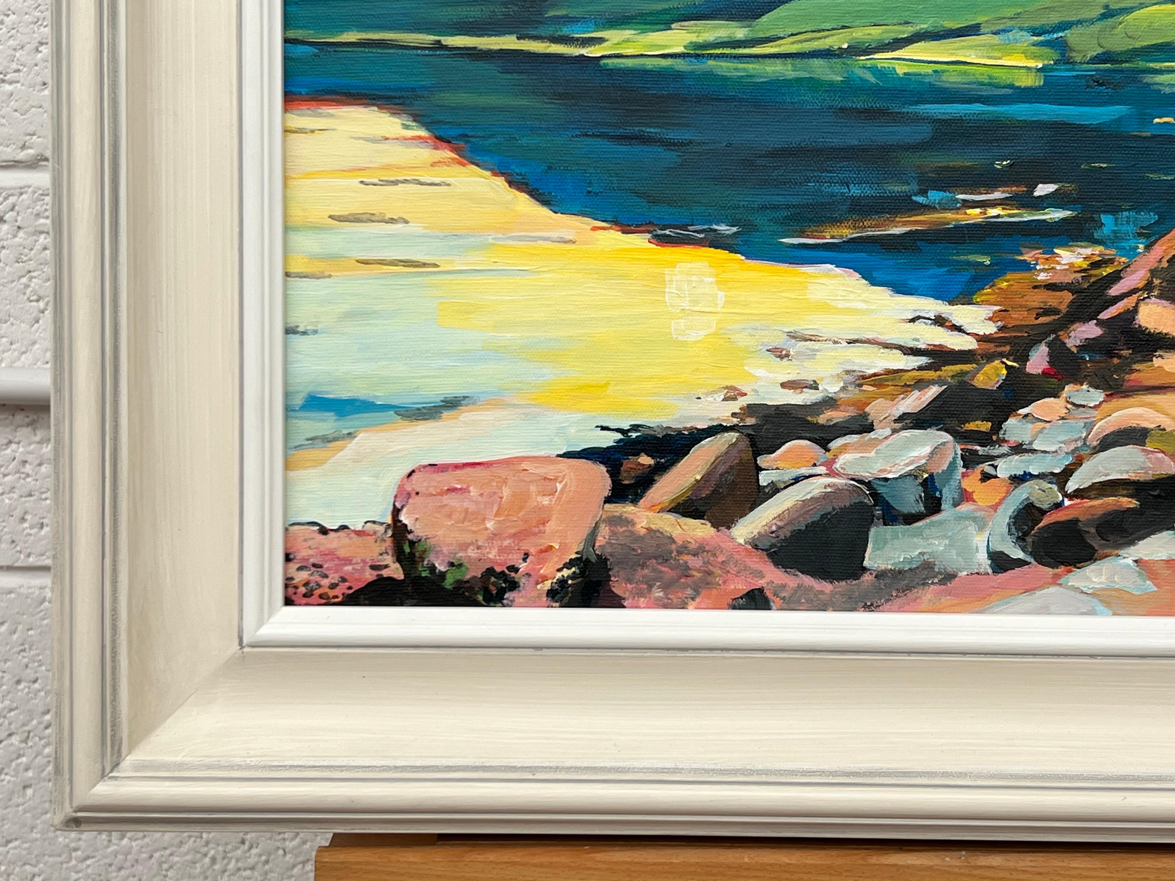 Coucher de soleil sur un loch dans les montagnes des Highlands écossais par un artiste contemporain en vente 1