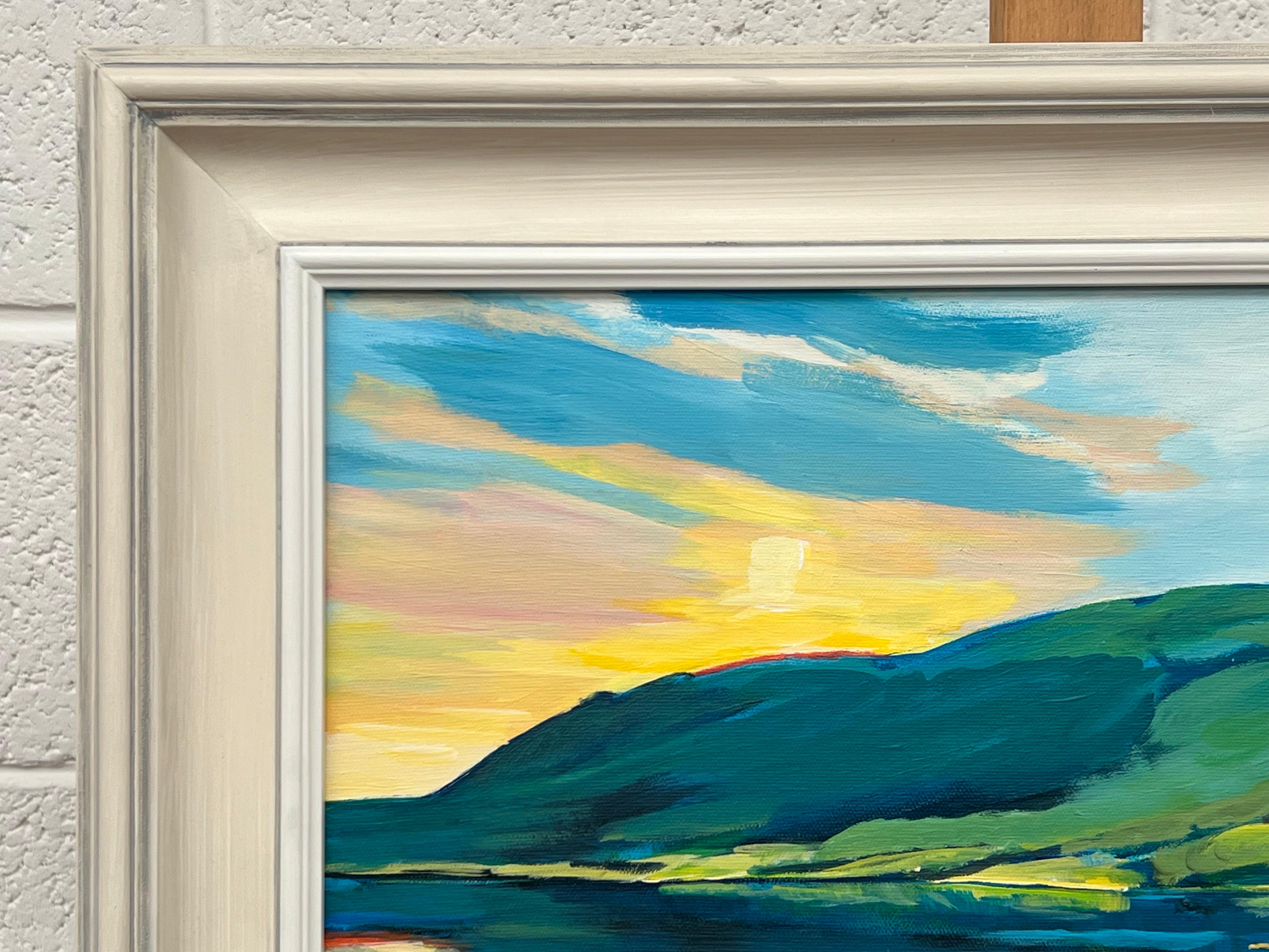 Coucher de soleil sur un loch dans les montagnes des Highlands écossais par un artiste contemporain en vente 1