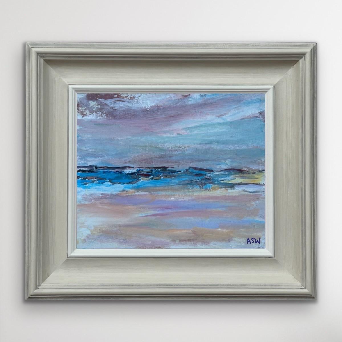 Mareas Tranquilas - Pasteles suaves y azules crean un paisaje marino tranquilo y atmosférico. Paisaje marino abstracto en tonos terrosos de la artista británica contemporánea Angela Wakefield.

Medidas de la obra 12 x 10 pulgadas
Medida del marco 18