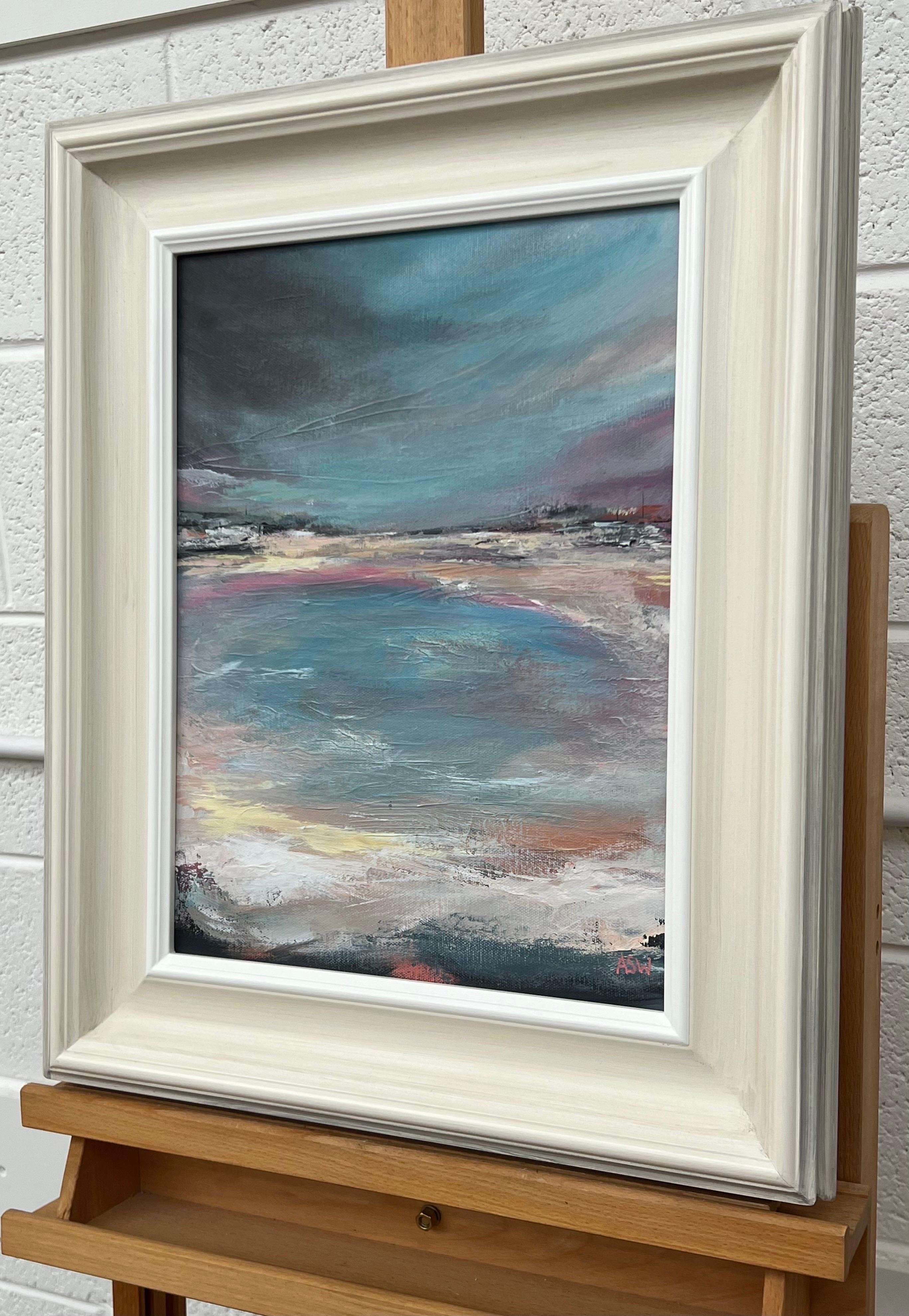 Twilight Lagoon - Paisaje marino abstracto pintado por la artista británica contemporánea Angela Wakefield. Esta atmosférica pintura original forma parte de un nuevo corpus de trabajo basado en las emociones humanas, y explora los límites entre
