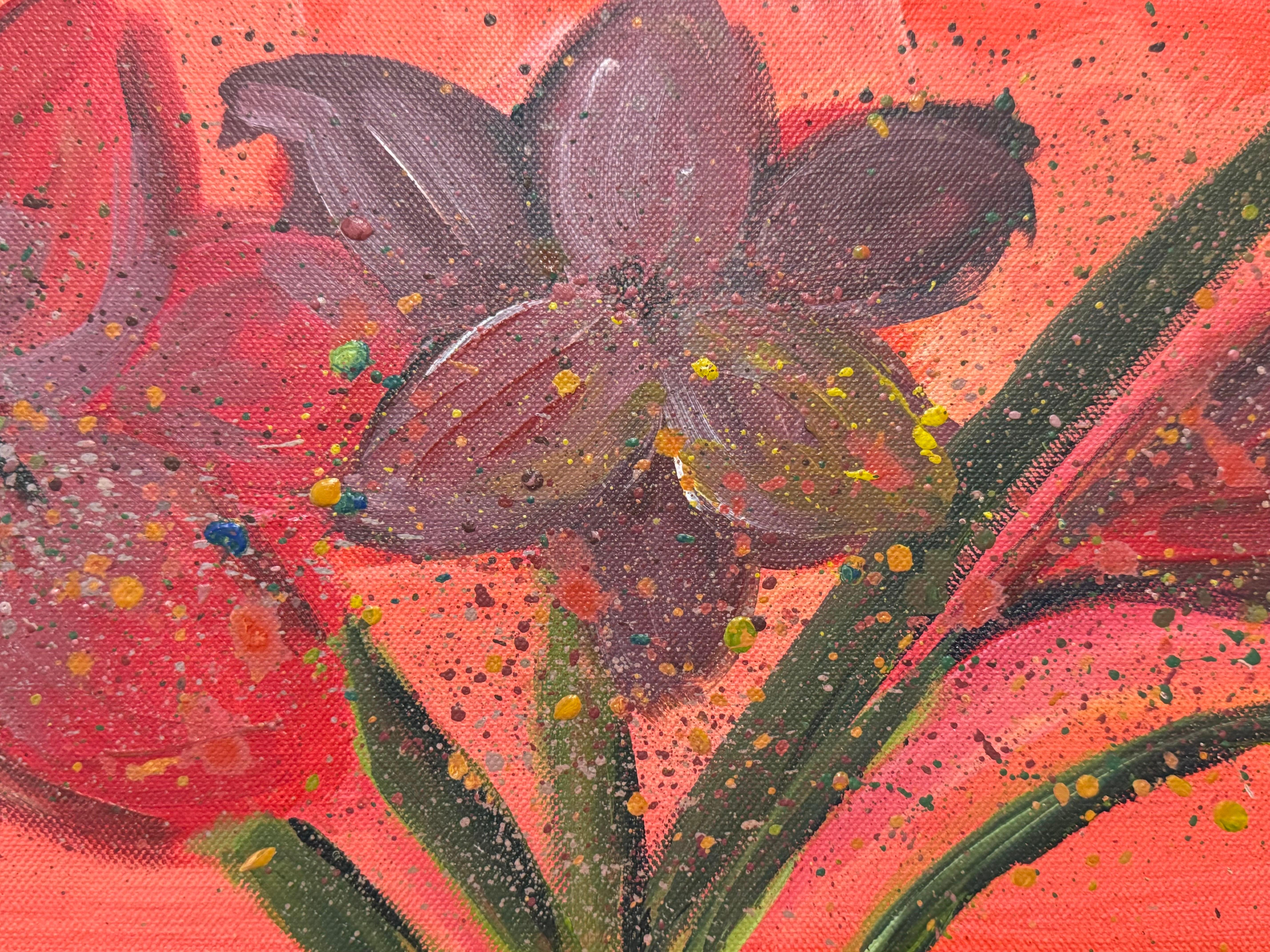 Vibranti fiori rossi astratti con spruzzi di verde e giallo su tela di cofanetto - Painting di Angela Wakefield