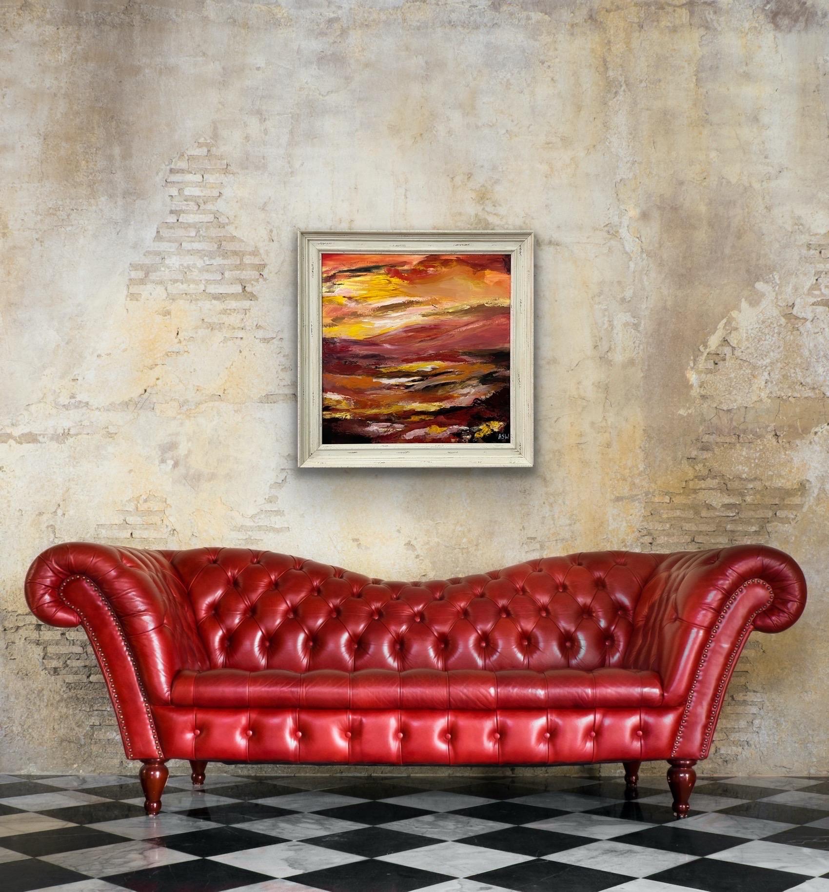 Un caldo paesaggio astratto rosso e giallo dipinto da Angela Wakefield, artista britannica contemporanea di spicco. Questa suggestiva rappresentazione impressionistica di un tramonto su un terreno montuoso fa parte di un nuovo corpo di opere che