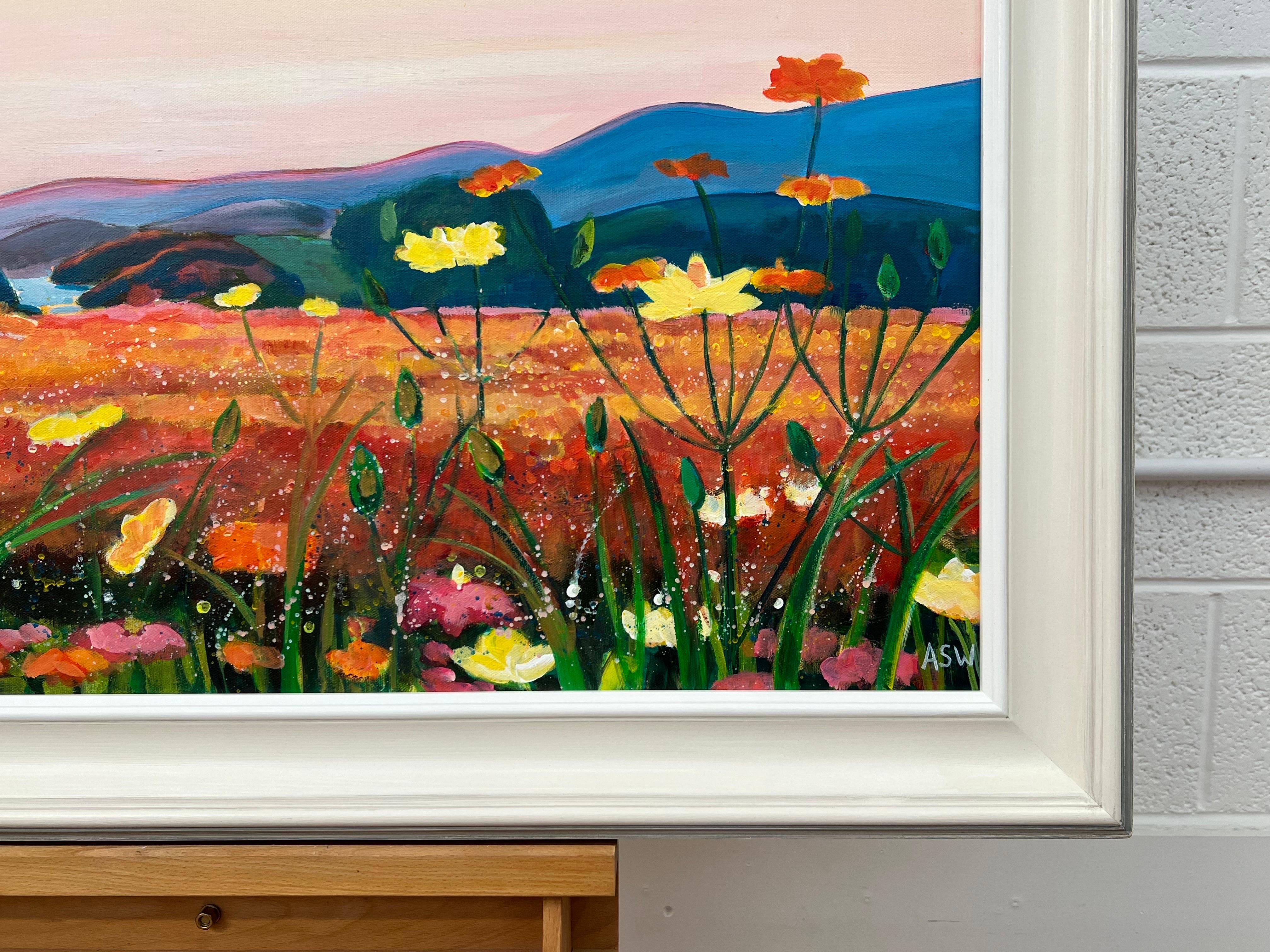 Warme spanische Sonnenuntergangslandschaft mit wilden Blumen von der zeitgenössischen britischen Künstlerin Angela Wakefield. 

Kunst misst 36 x 24 Zoll
Rahmen misst 42 x 30 Zoll 

Präsentiert in hochwertigem, handgefertigtem, cremefarbenem