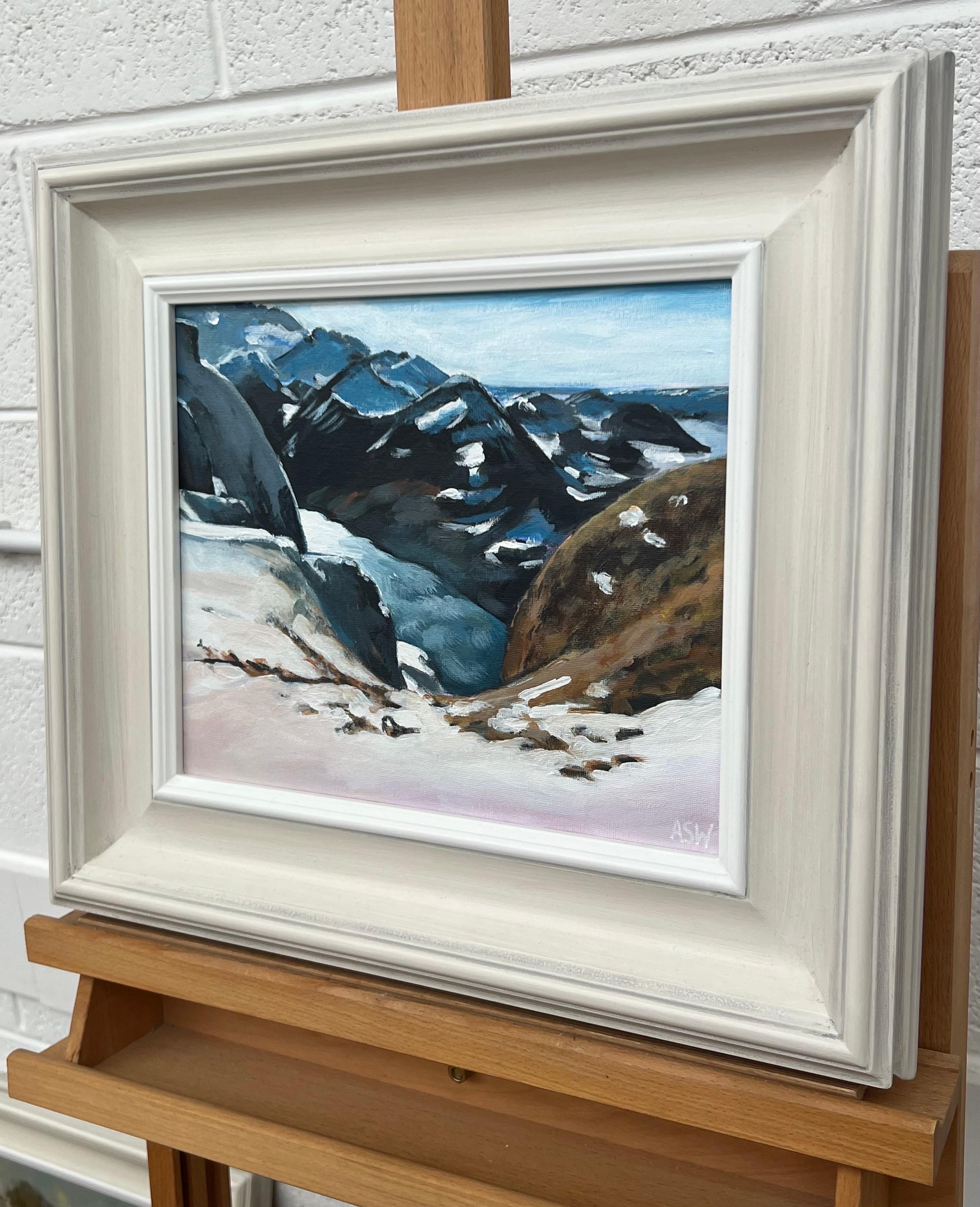 Paisaje montañoso nevado de Zúrich, Suiza, pintado por un artista británico - Abstract Painting Gris de Angela Wakefield