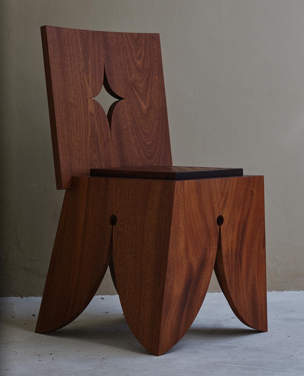 Sedia Angeles in Wood Wood e tappezzeria di Asher Gillman
Dimensioni: P 48,3 x L 55,9 x H 96,5 cm. 
Materiali: Legno di sapele e imbottitura.
Con sede, produzione e spedizione negli Stati Uniti.

Le dimensioni sono approssimative e possono variare.