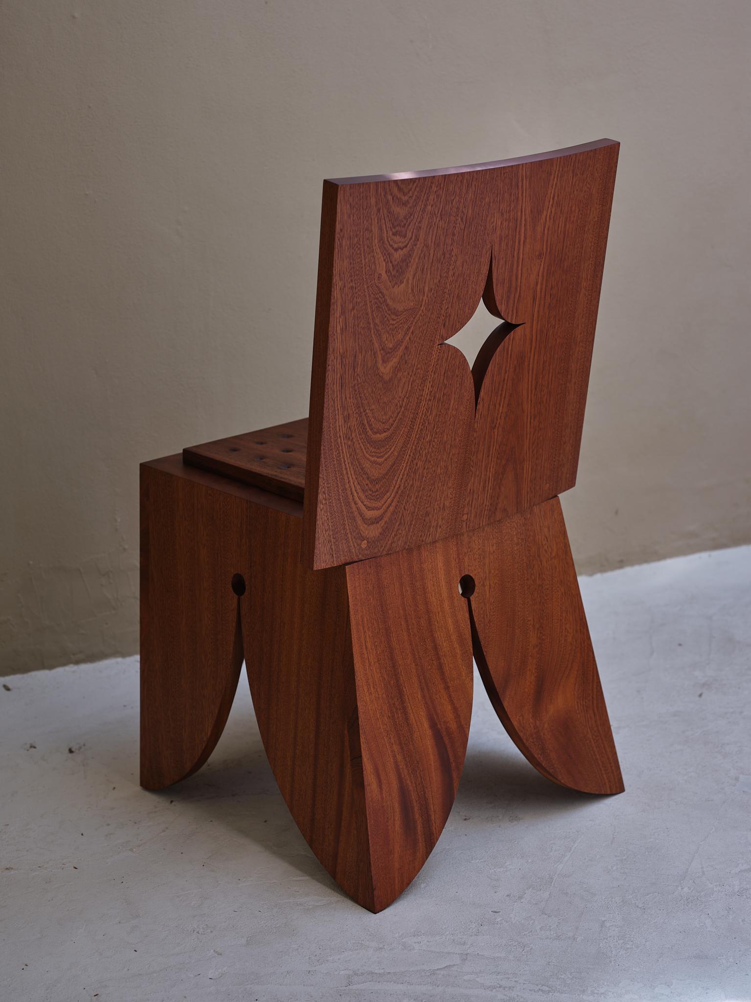 XXI secolo e contemporaneo Sedia Angeles in Wood Wood e tappezzeria di Asher Gillman in vendita