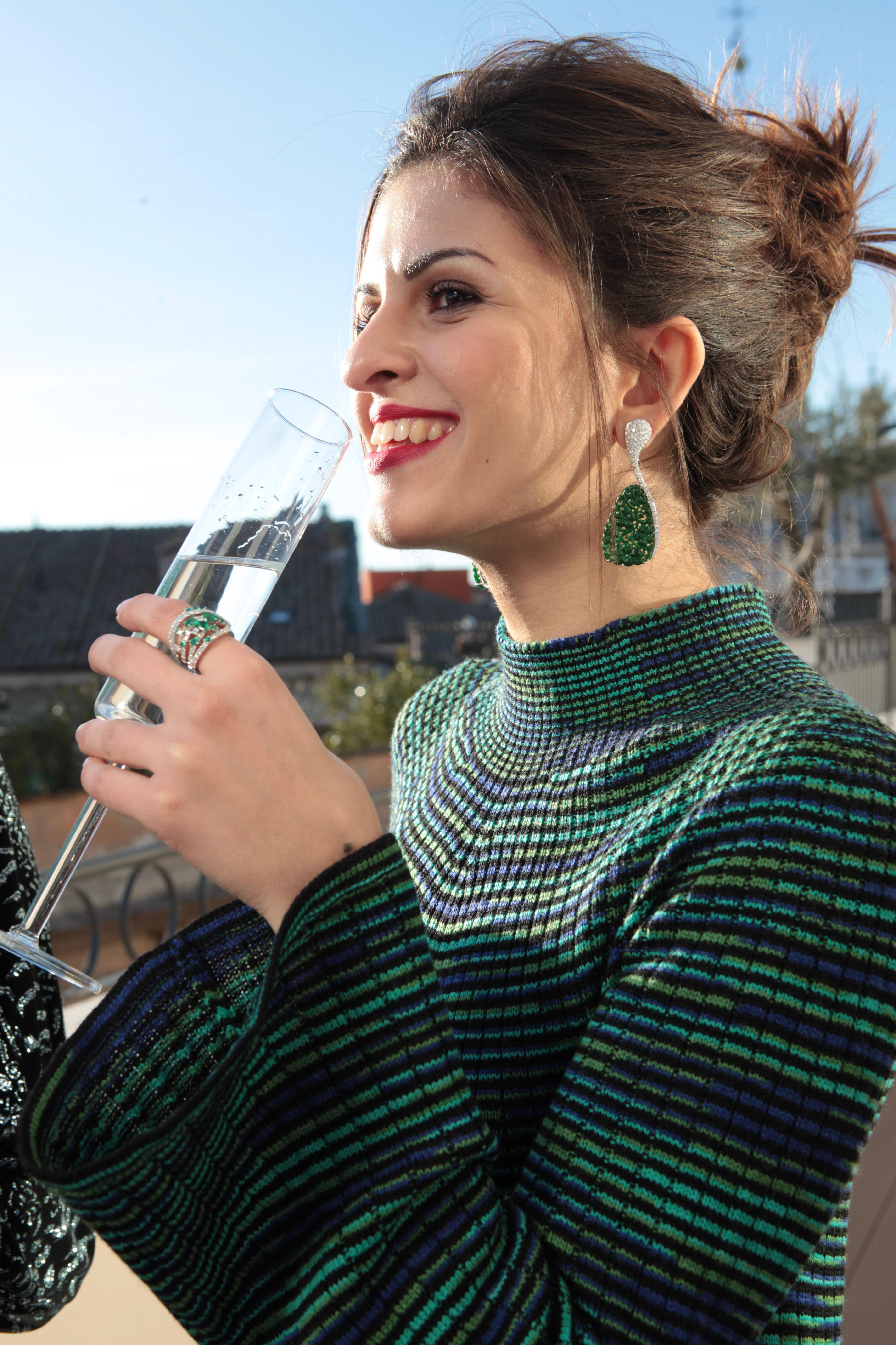 Boucles d'oreilles Angeletti en or blanc sculpté, jade vert et diamants.
La tradition vivante de la jadéite dans un design italien contemporain.
Tradition en jadéite sculptée, dans un design plus contemporain, fabriqué à Rome. Boîte