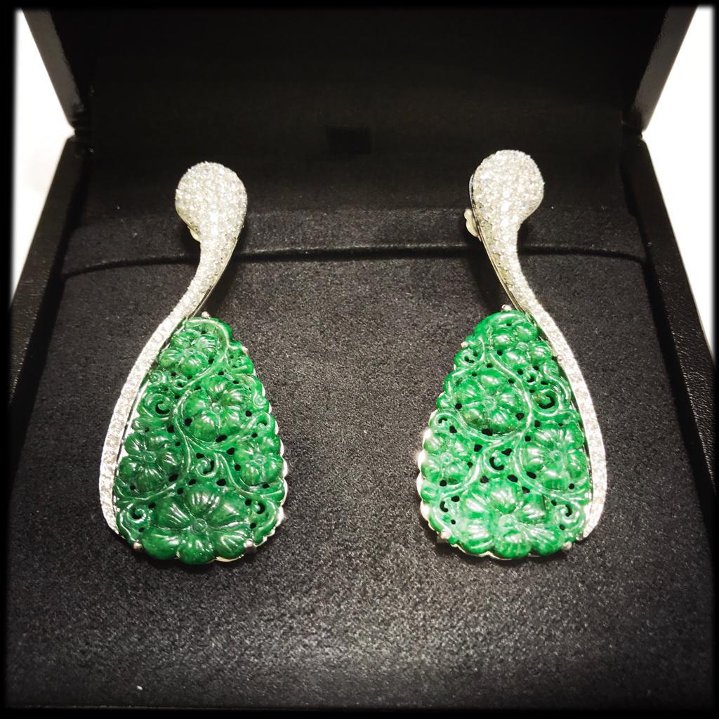 Boucles d'oreilles en or blanc sculpté avec jade vert en forme de goutte et diamants en vente 1