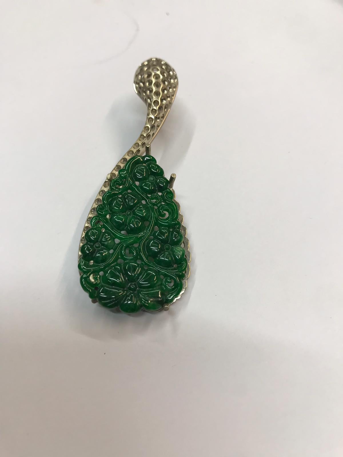 Boucles d'oreilles en or blanc sculpté avec jade vert en forme de goutte et diamants en vente 2
