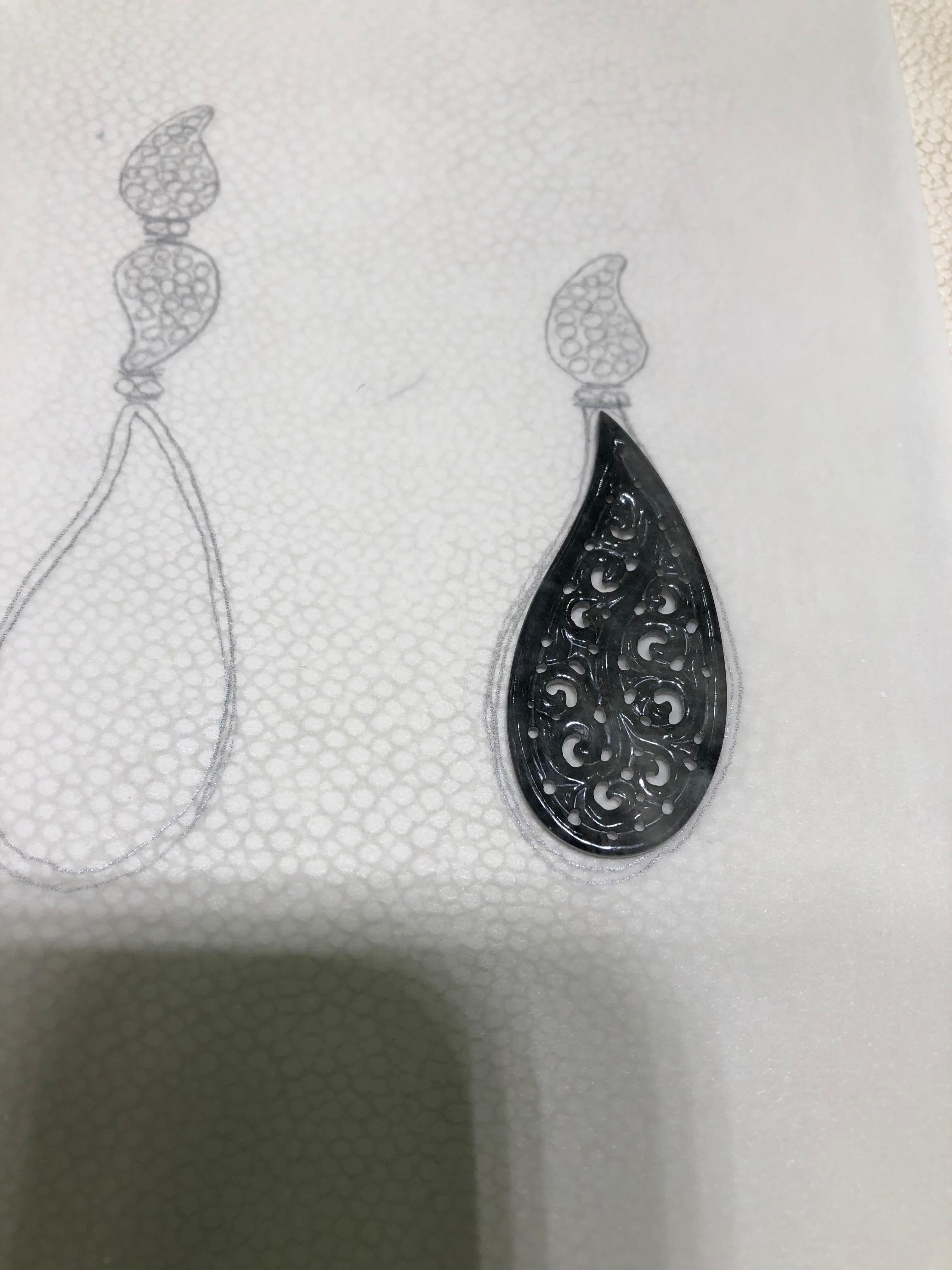 Art déco Boucles d'oreilles pendantes en or blanc sculpté avec jade noir translucide et diamants  en vente